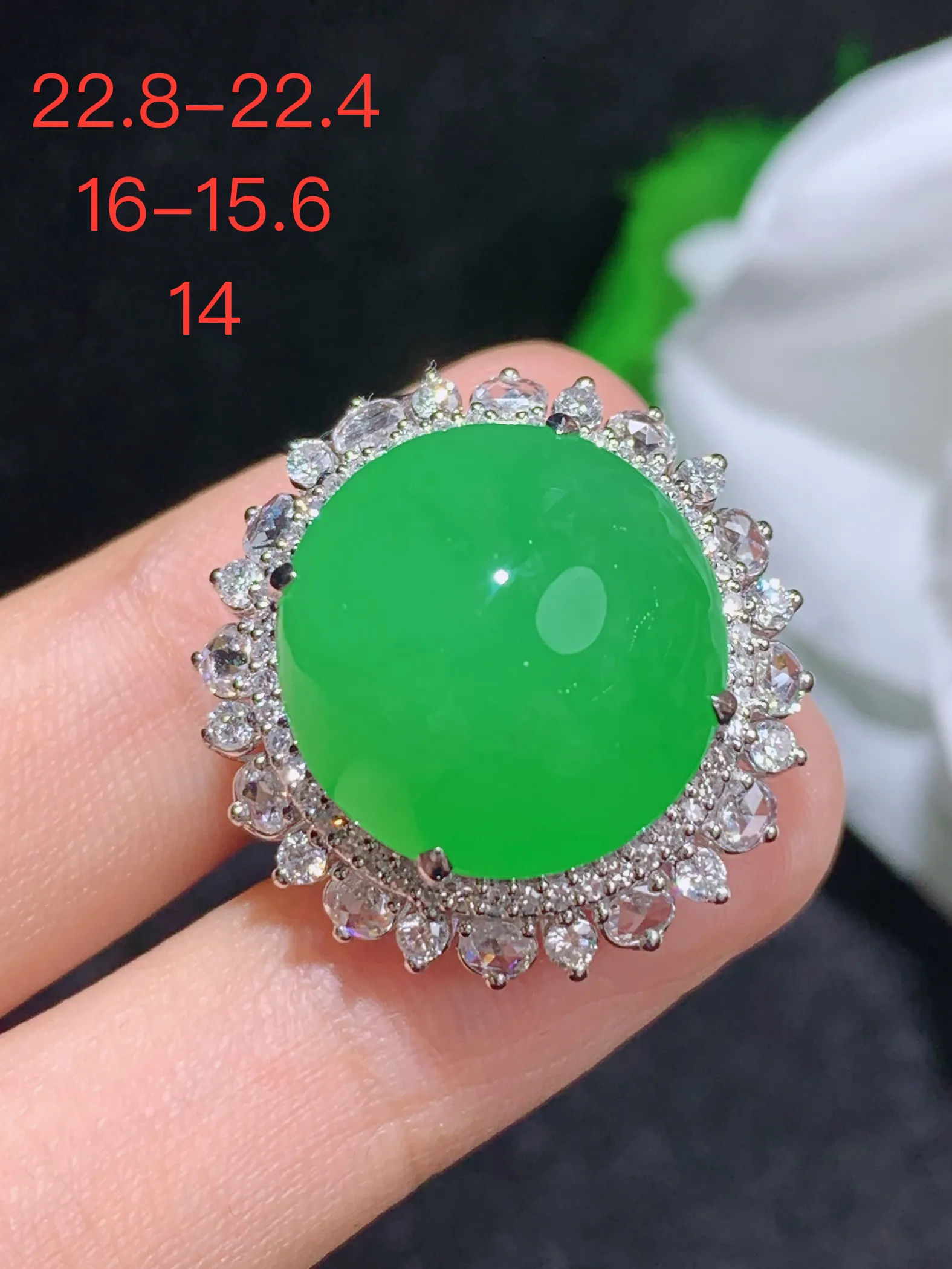 满绿蛋面戒指，18k金镶嵌，颜色清爽，水润，整体规格：22.8-22.4