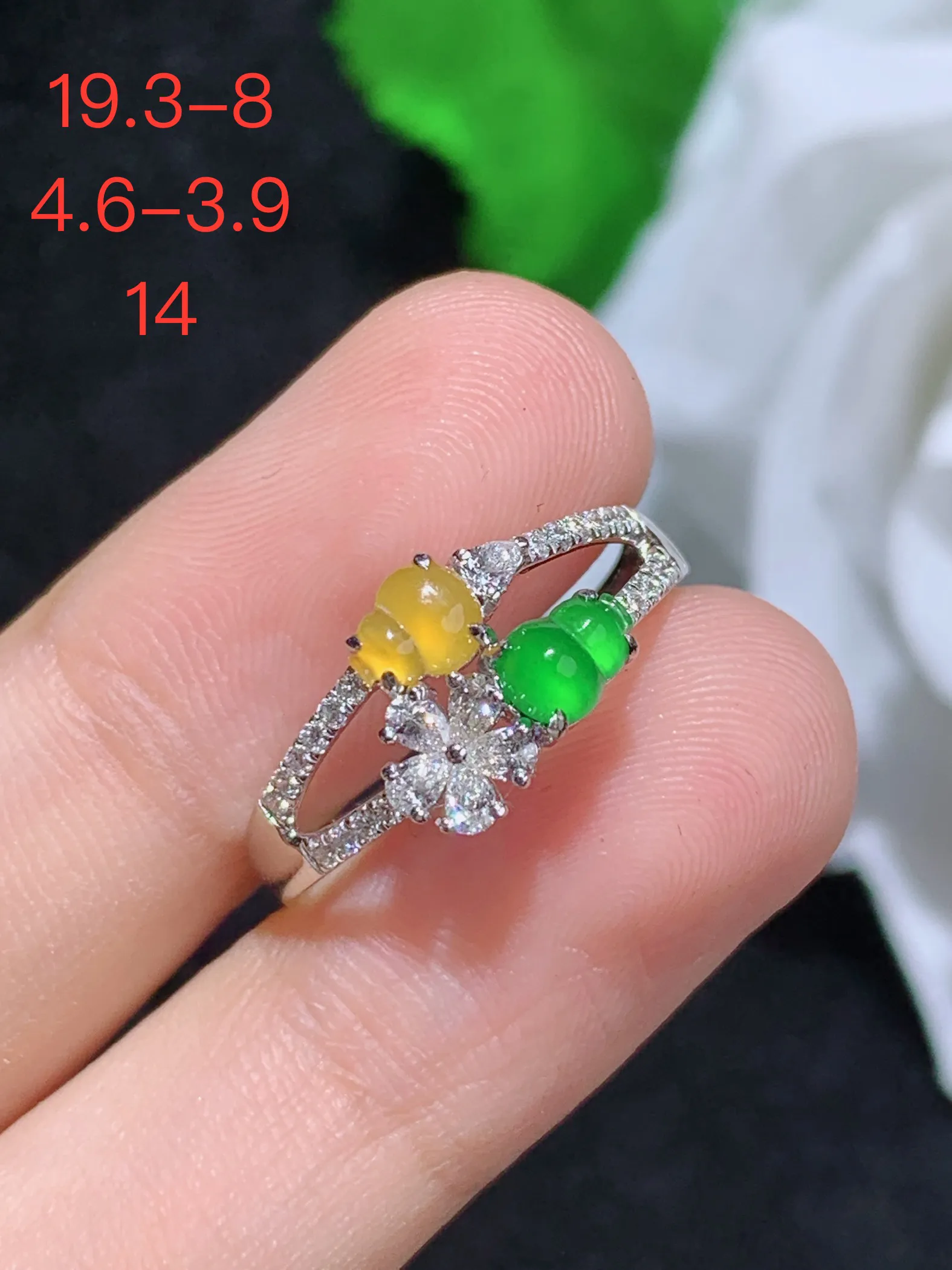 满绿葫芦戒指，18k金镶嵌，颜色清爽，水润，整体规格：19.3-8