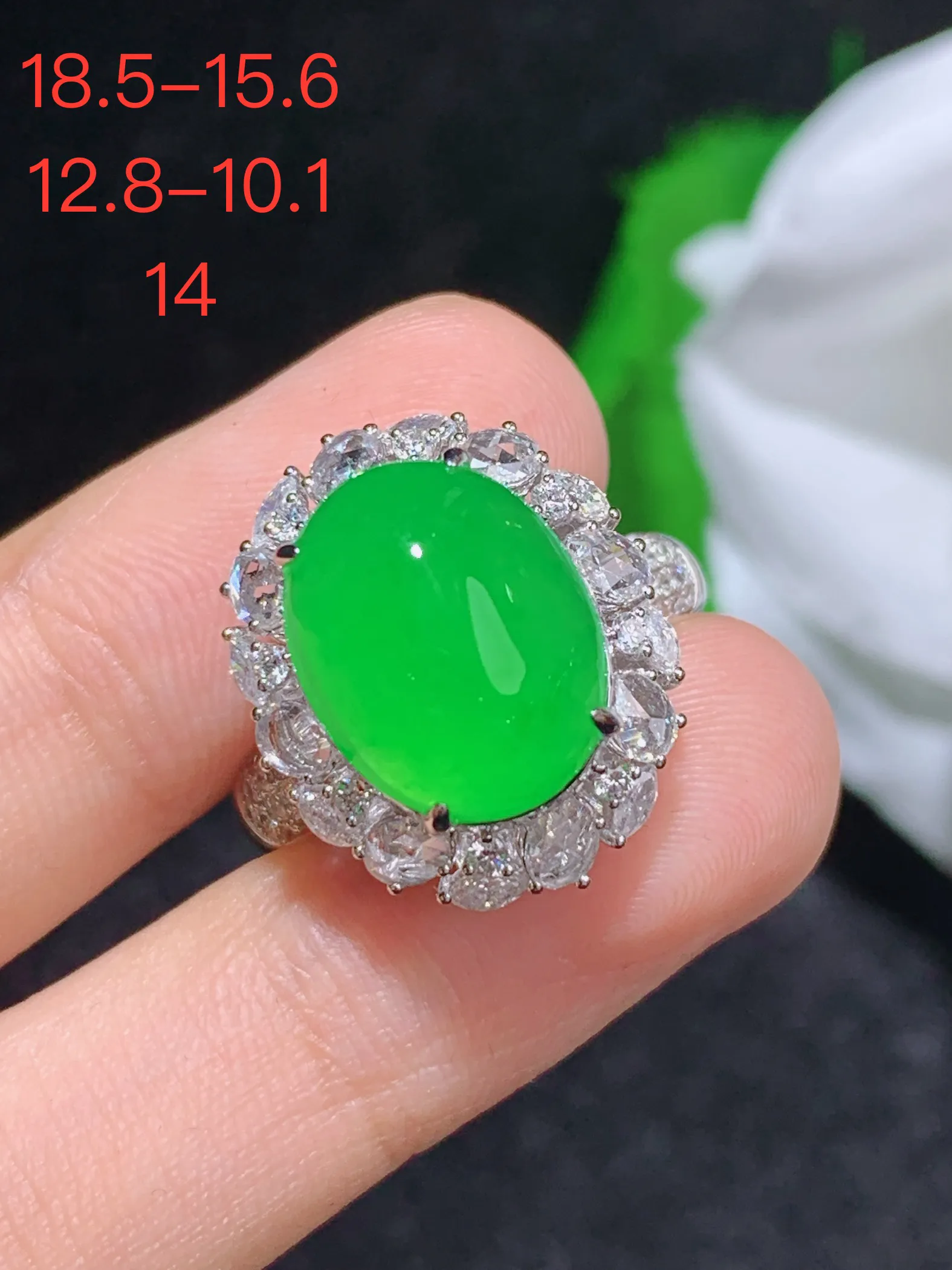 满绿蛋面戒指，18k金镶嵌，颜色清爽，水润，整体规格：18.5-15.6