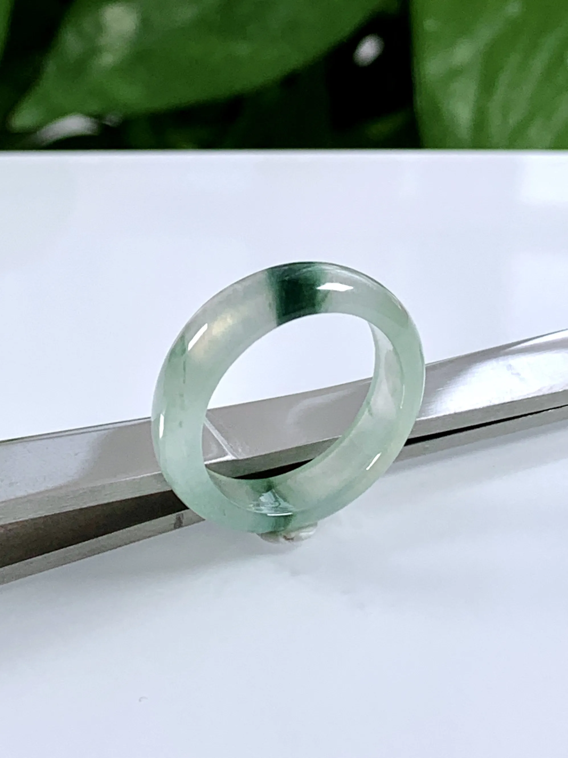 缅甸天然翡翠A货，冰种起光飘花指环戒指，尺寸：圈口内径18.3mm=18号，宽厚5.7/2.8mm，