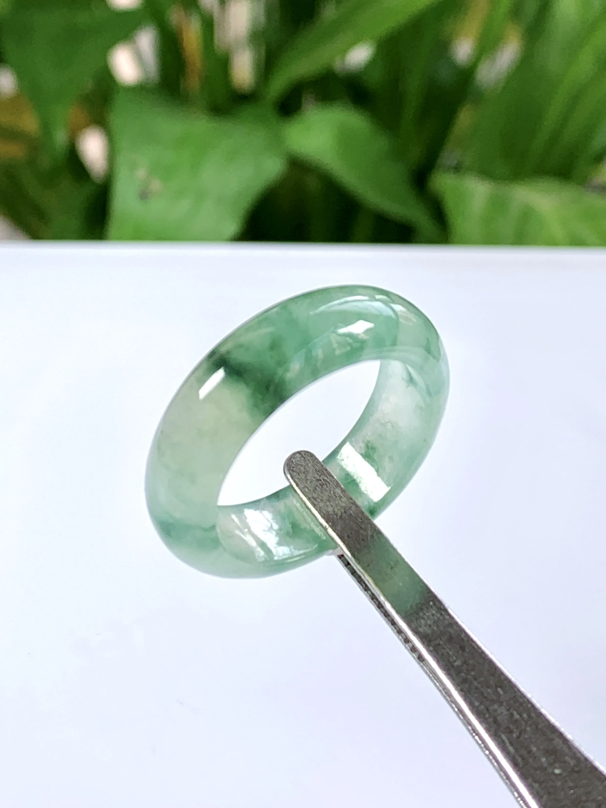 缅甸天然翡翠A货，冰种起光飘花指环戒指，尺寸：圈口内径18mm=17号，宽厚6.8/3.2mm，重量：3.62g