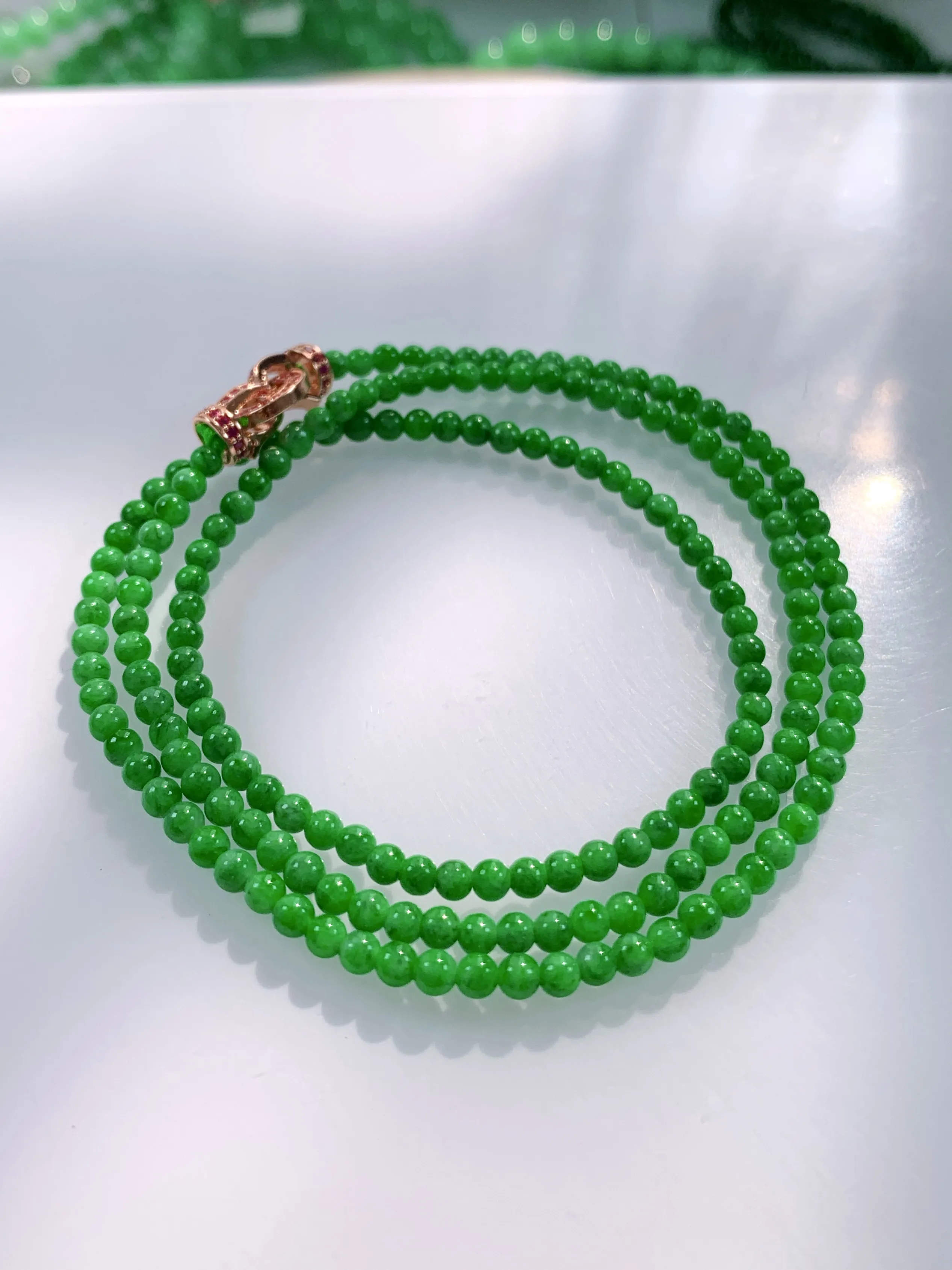 缅甸天然翡翠A货，冰种起胶满绿阳绿圆珠项链，尺寸：3mm，183颗长度580mm，