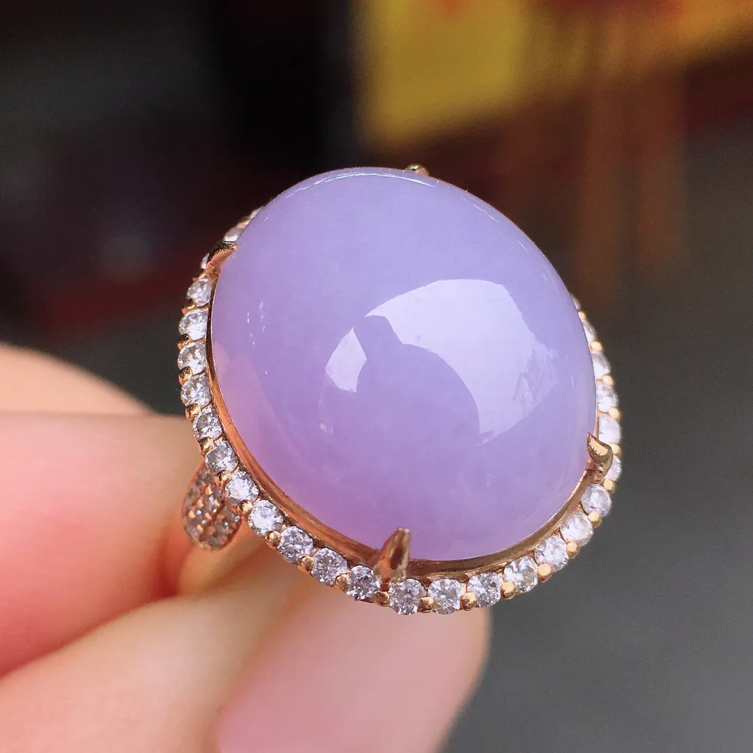 紫罗兰蛋面戒指，水足起胶感，紫色艳美，饱
满大气，佩戴彰显高贵气质！18k
金豪华镶嵌