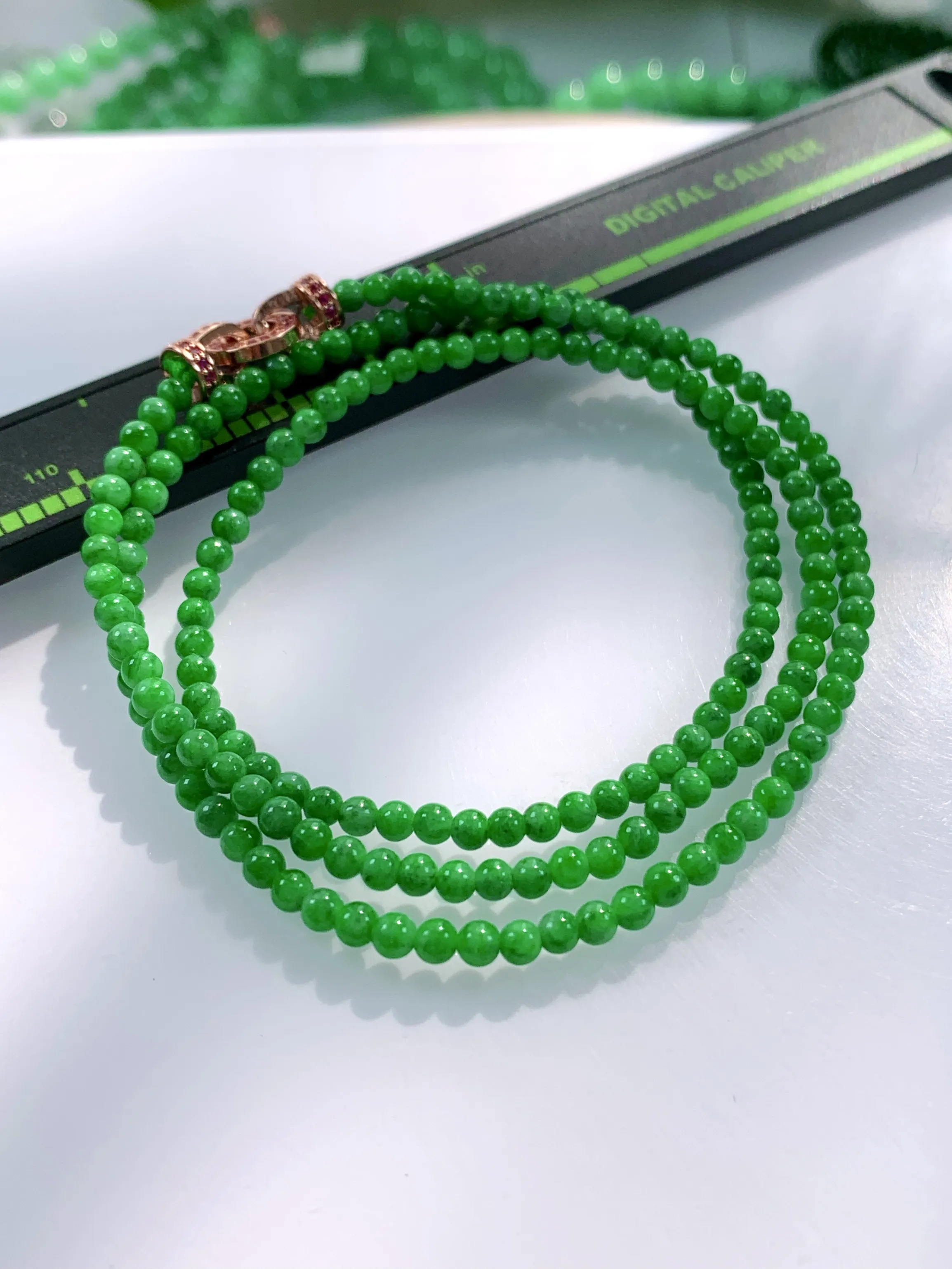 缅甸天然翡翠A货，冰种起胶满绿阳绿圆珠项链，尺寸：3mm，183颗长度580mm，