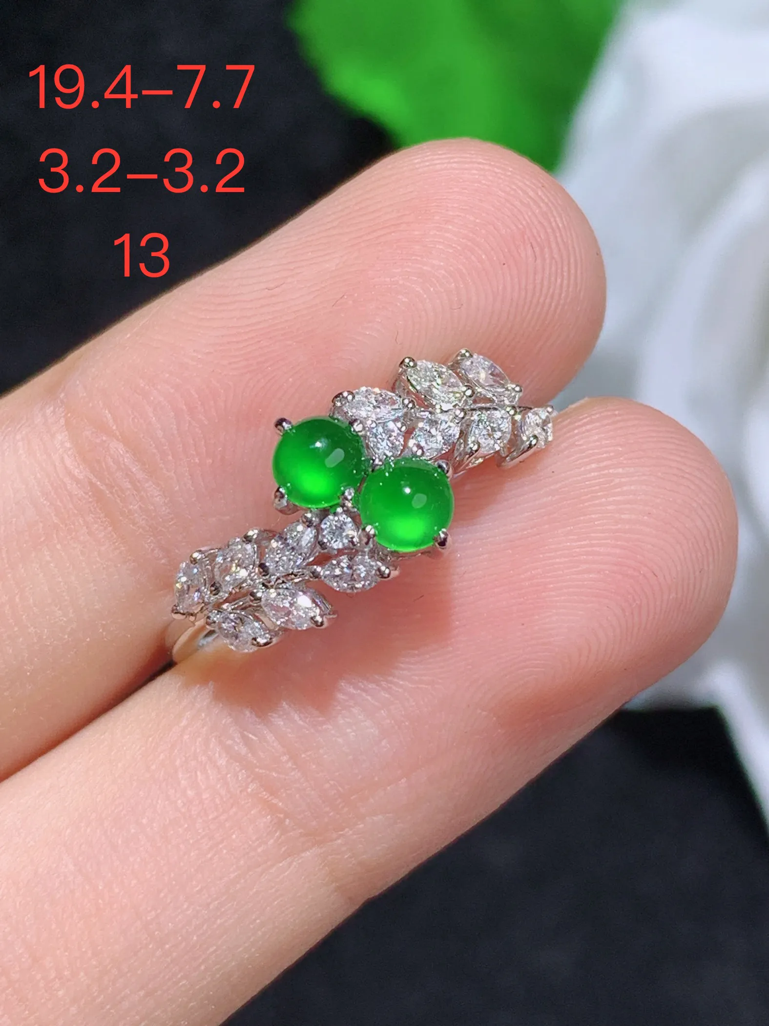 满绿蛋面戒指，18k金镶嵌，颜色清爽，水润，整体规格：19.4-7.7