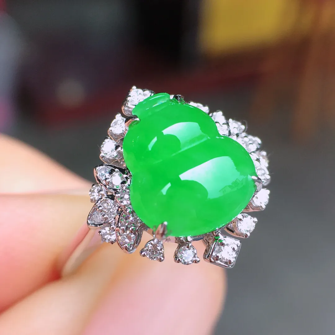 阳绿葫芦戒指，水足起胶感，色泽艳阳，饱
满大气，佩戴彰显高贵气质！18k
金豪华镶嵌