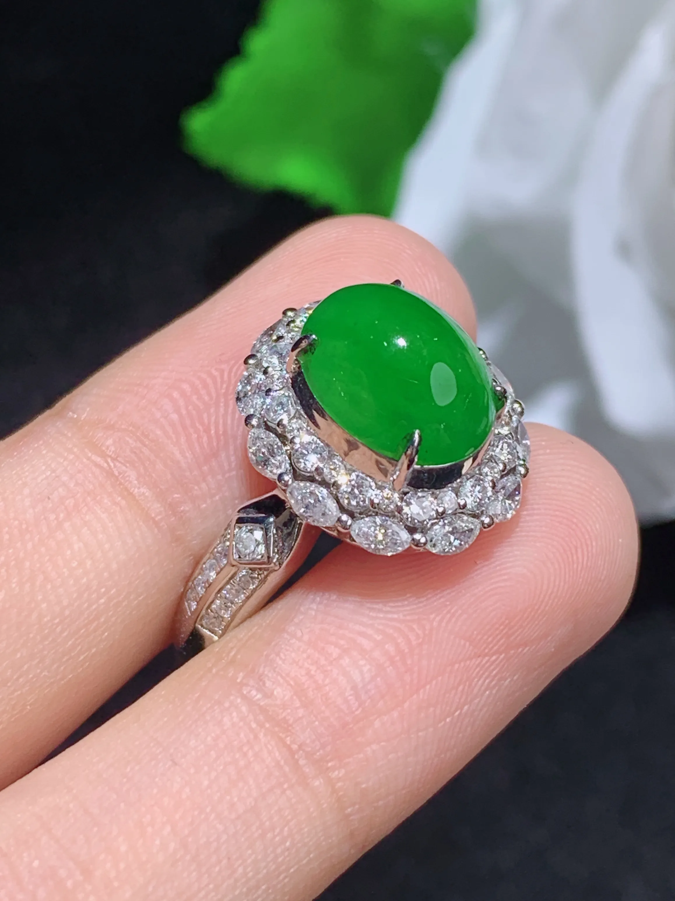 满绿蛋面戒指，18k金镶嵌，颜色清爽，水润，整体规格：15.2-21