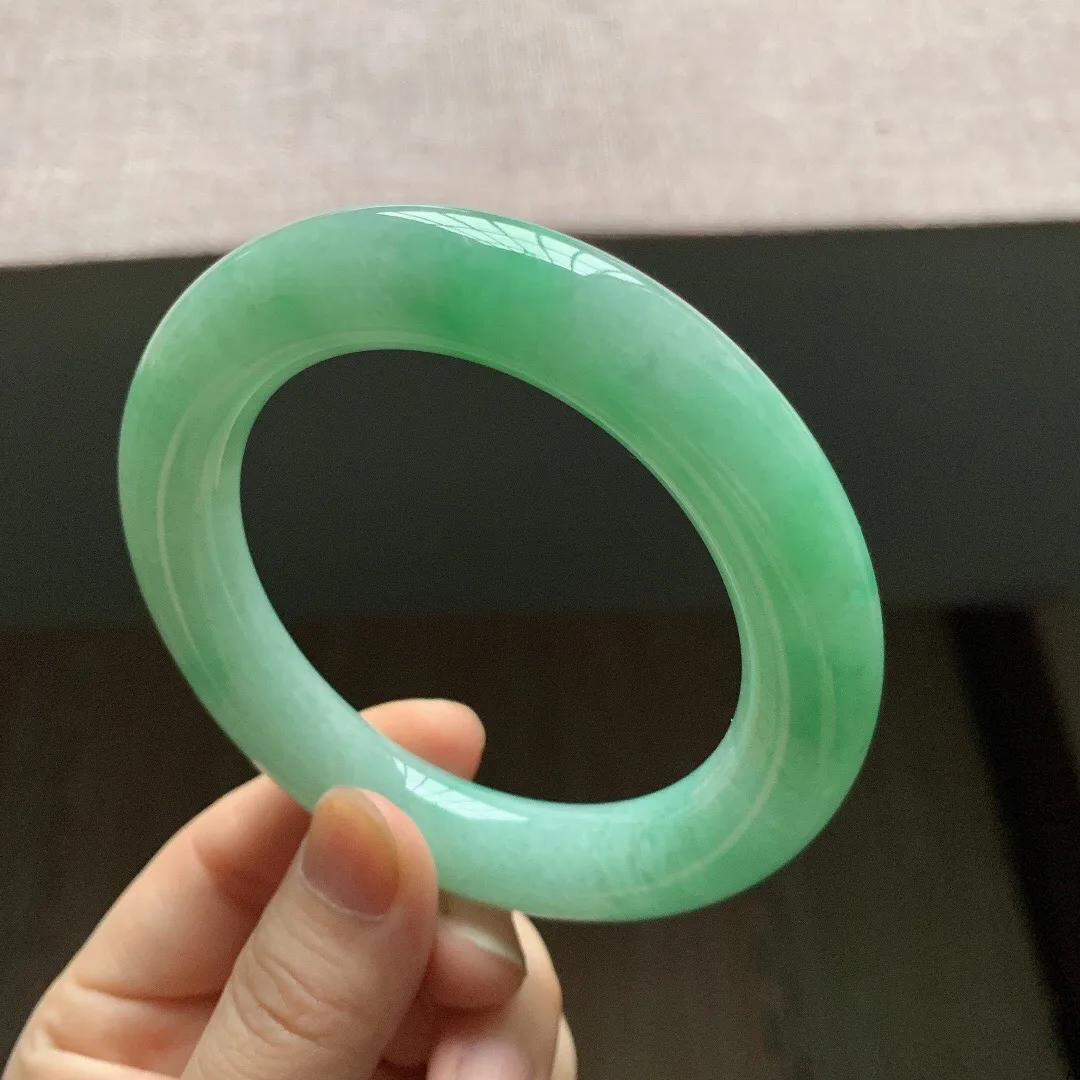老坑冰润飘绿胖圆条翡翠手镯，尺寸:58.8-12.5-12.4mm，无纹裂，适合58-59圈口。