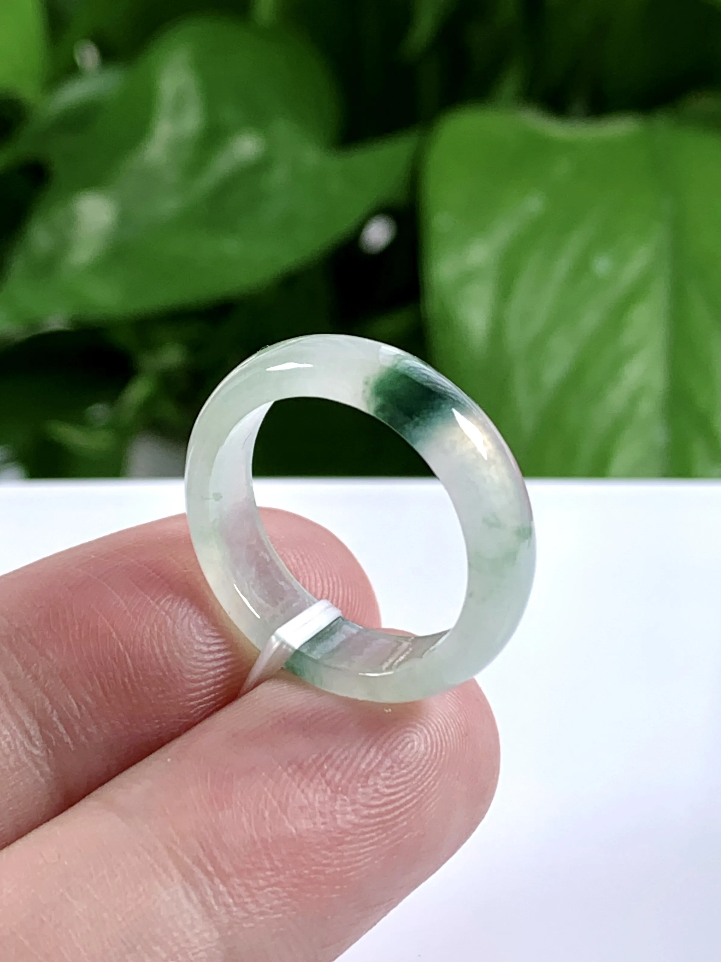 缅甸天然翡翠A货，冰种起光飘花指环戒指，尺寸：圈口内径18.3mm=18号，宽厚5.7/2.8mm，重量：3.01g