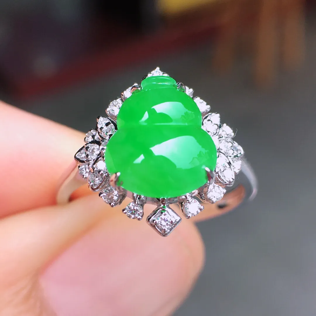 阳绿葫芦戒指，水足起胶感，色泽艳阳，饱
满大气，佩戴彰显高贵气质！18k
金豪华镶嵌