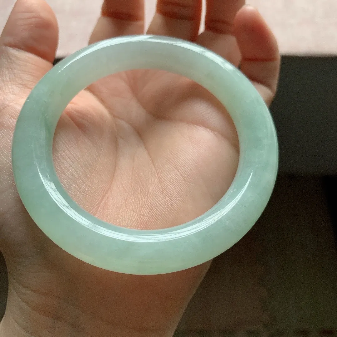 老坑冰润浅绿飘绿胖圆条翡翠手镯，尺寸:55.3-10.9-11.2mm，微纹，适合55-56圈口。