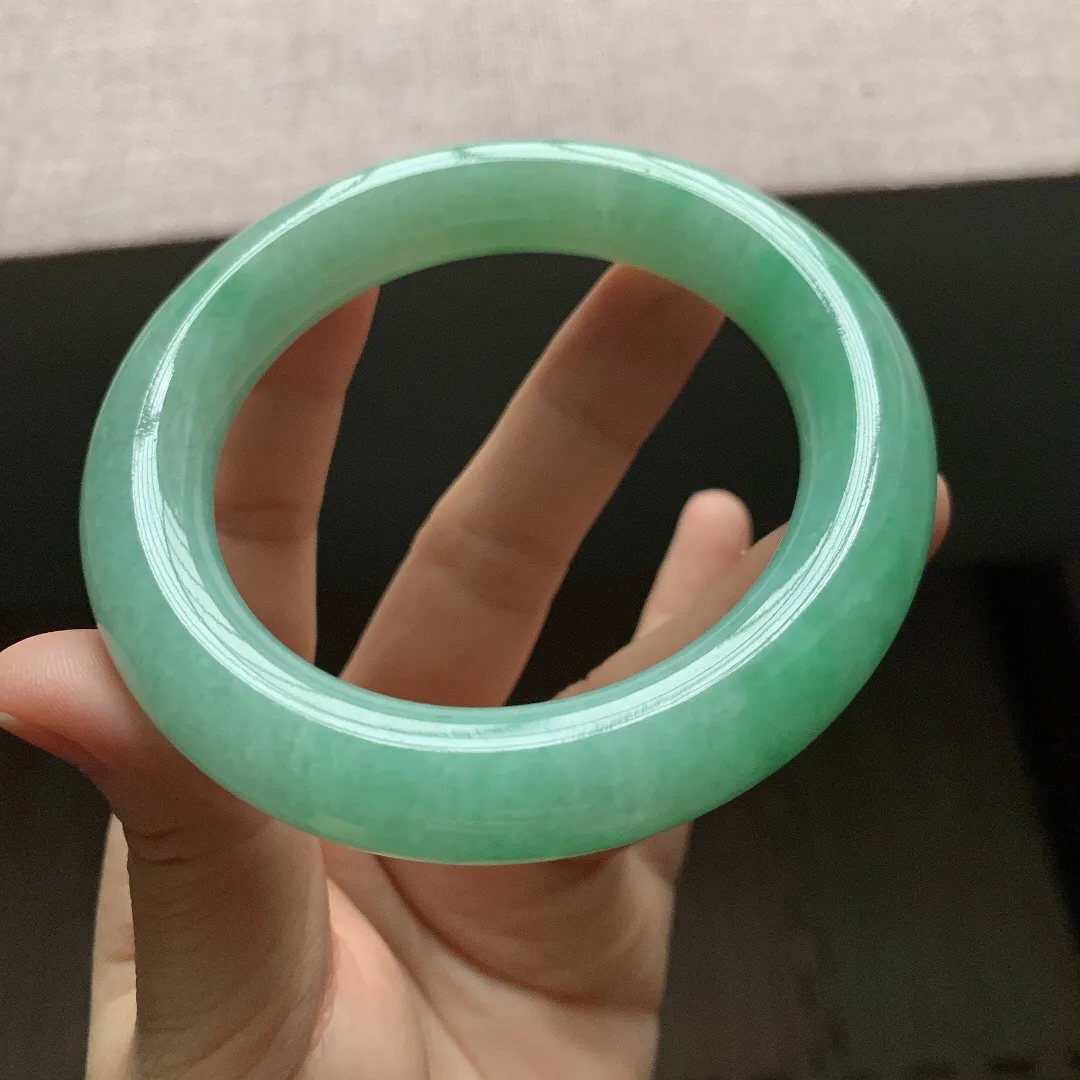 老坑冰润飘绿胖圆条翡翠手镯，尺寸:58.8-12.5-12.4mm，无纹裂，适合58-59圈口。
