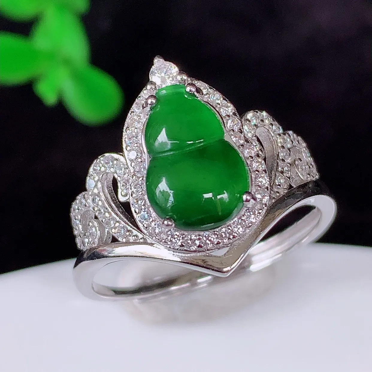 冰透满绿翡翠925银镶嵌葫芦戒指，自然光实拍，翠色灵动，颜色漂亮，种老水足，品相佳，佩戴佳品！#97