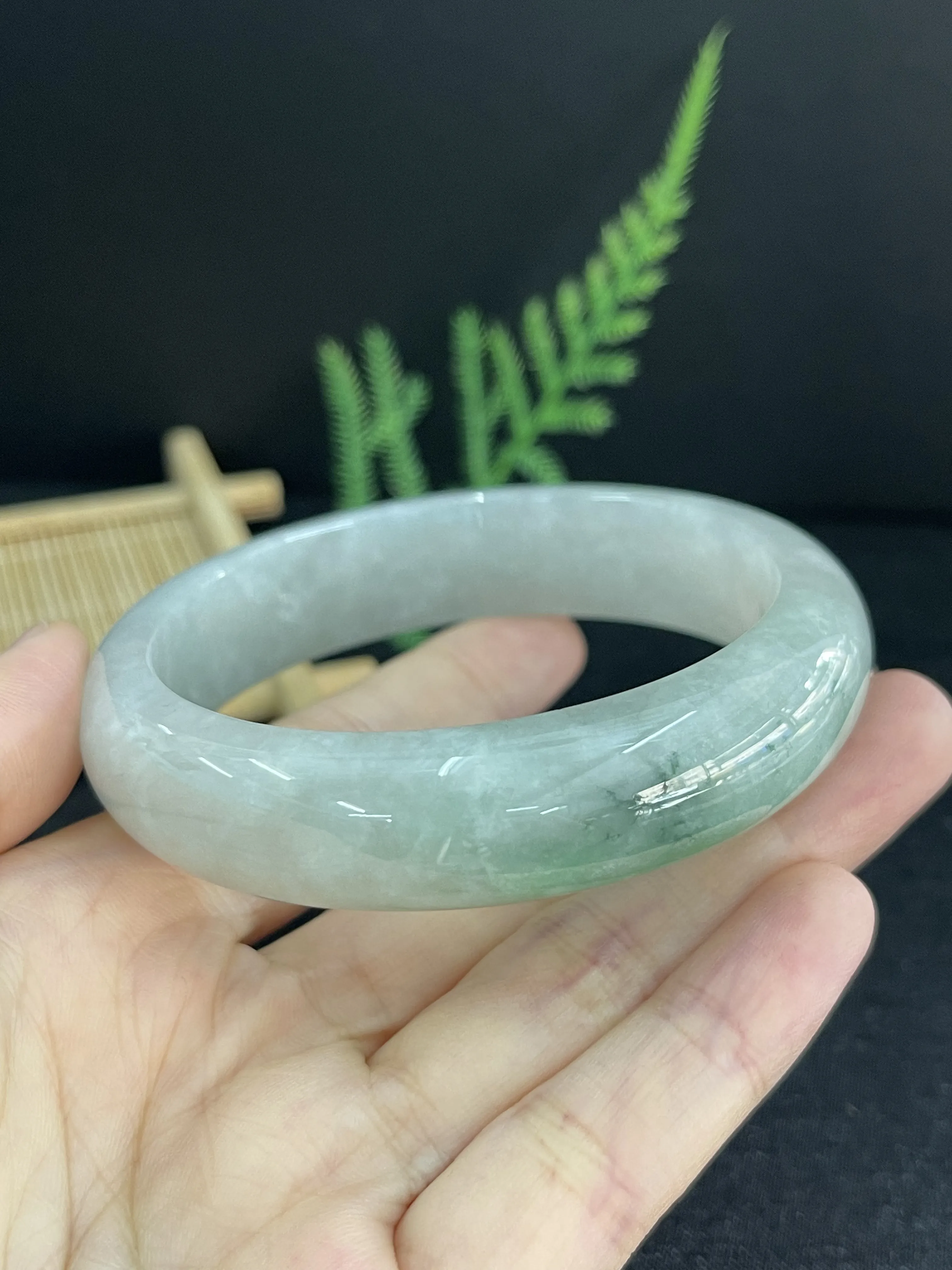 58.5，翡翠冰糯种淡绿色手镯