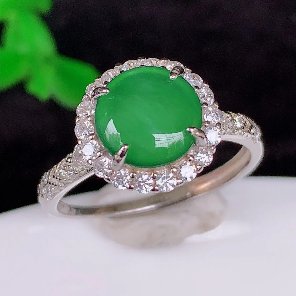 冰透满绿翡翠925银镶嵌戒指，自然光实拍，颜色漂亮，种老水足，品相佳，佩戴佳品！#37.22（圈口可调大小）