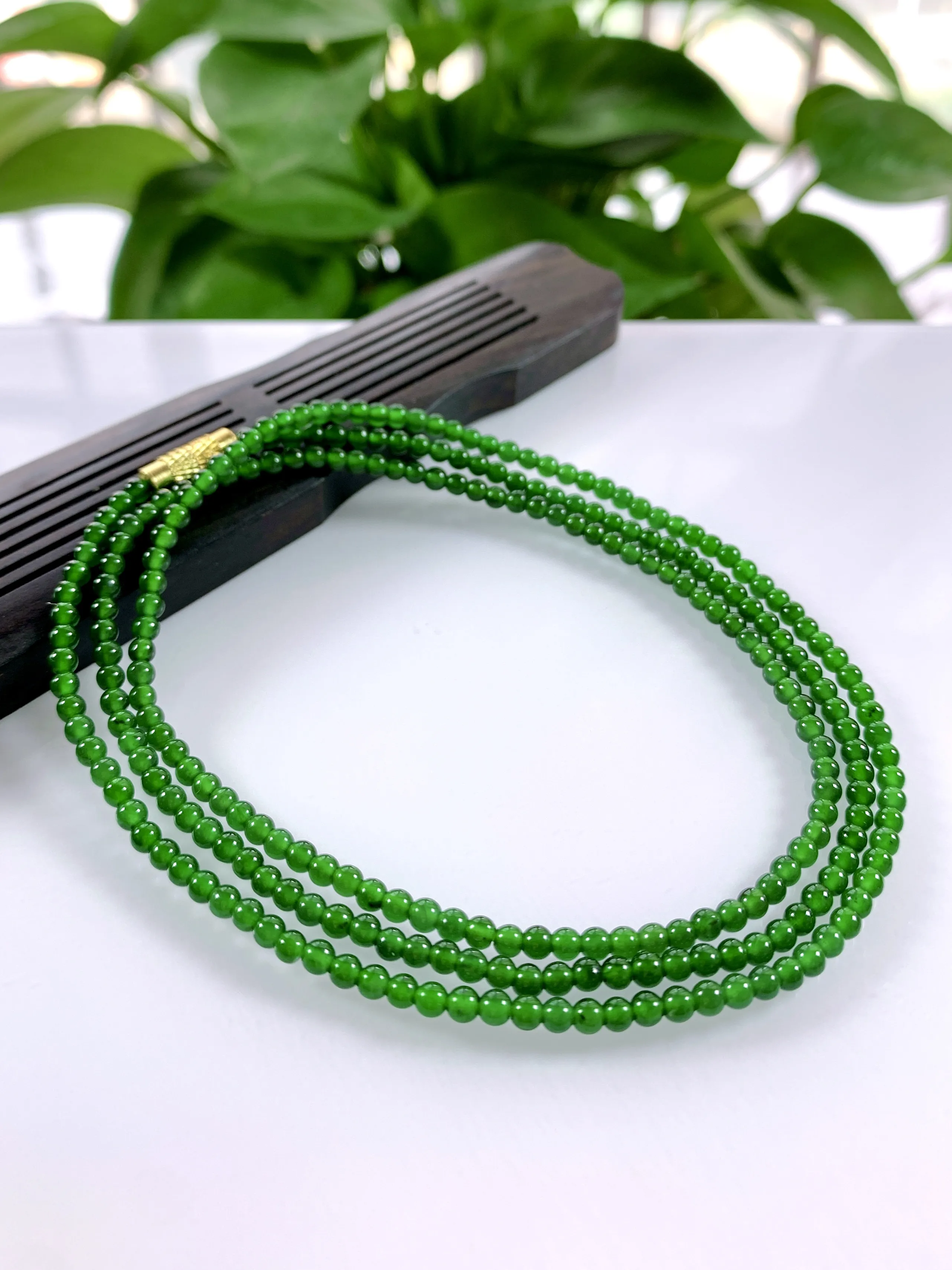天然翡翠A货，高冰起胶满绿浓阳绿小圆珠小米珠项链手链，尺寸：3mm，长度690mm，重量：11.35