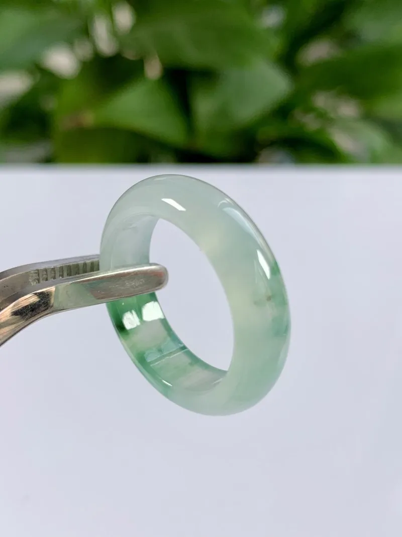 缅甸天然翡翠A货，冰种起胶飘绿花指环戒指，尺寸：圈口内径19.1mm，宽厚6.1/3.6mm