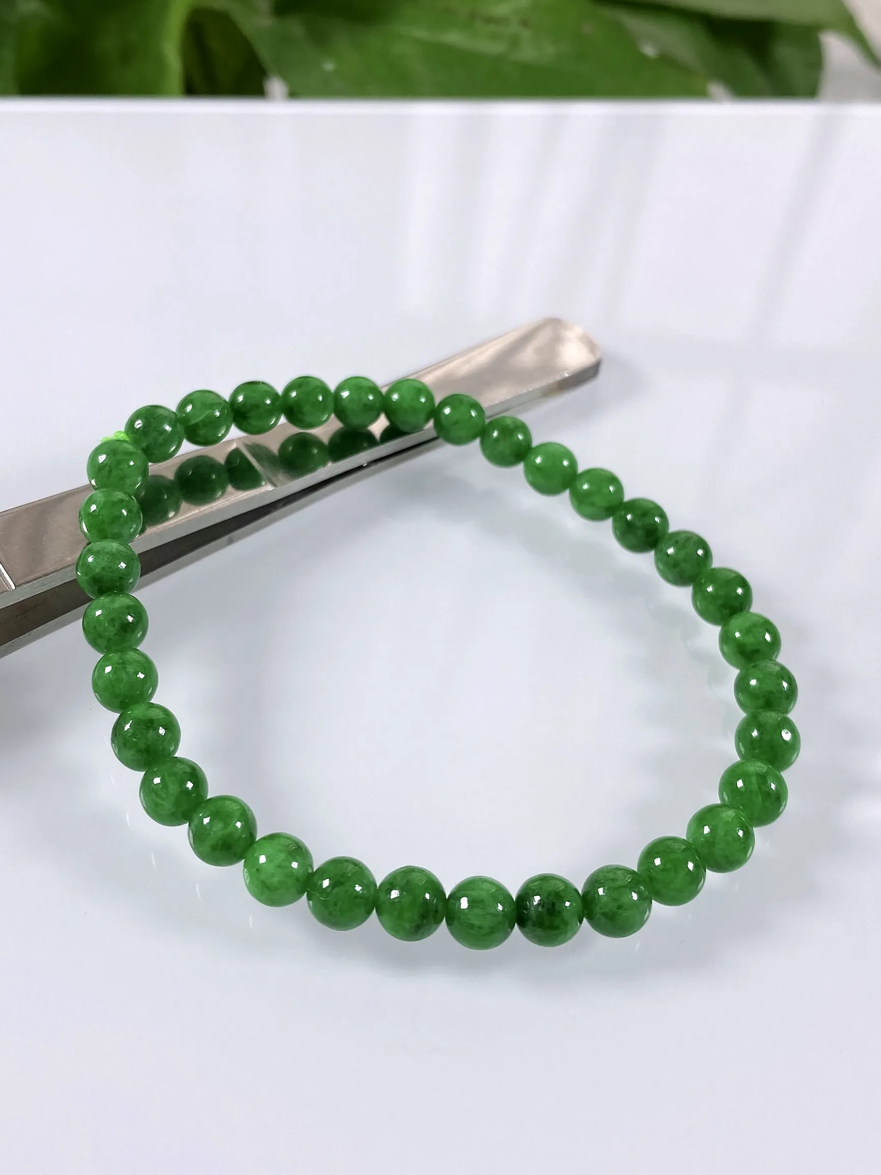缅甸天然翡翠A货，卡5.7冰润满绿浓阳绿小圆珠手串手链，尺寸：5.7mm/33颗，重量：9.91g