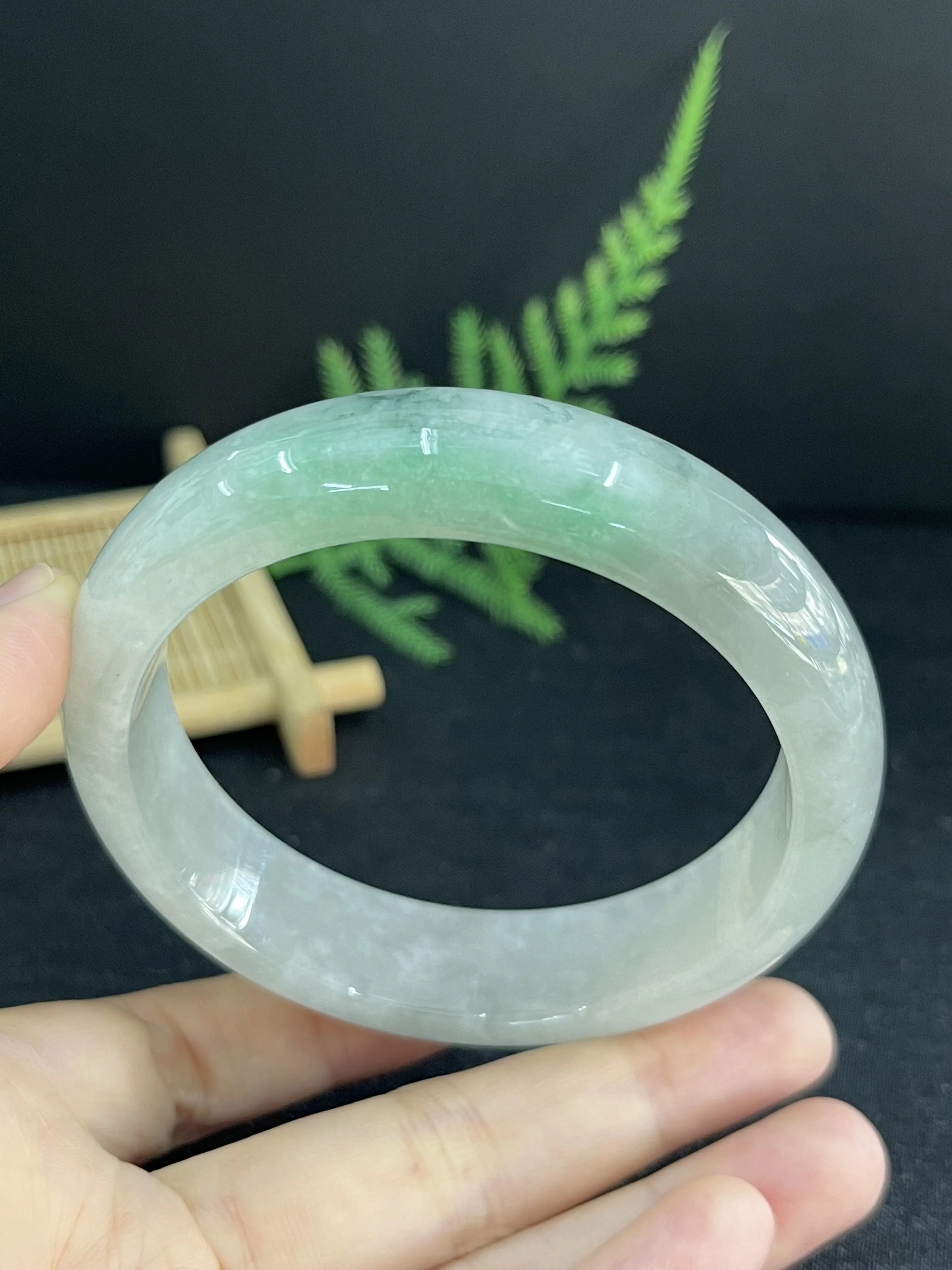 58.5，翡翠冰糯种淡绿色手镯