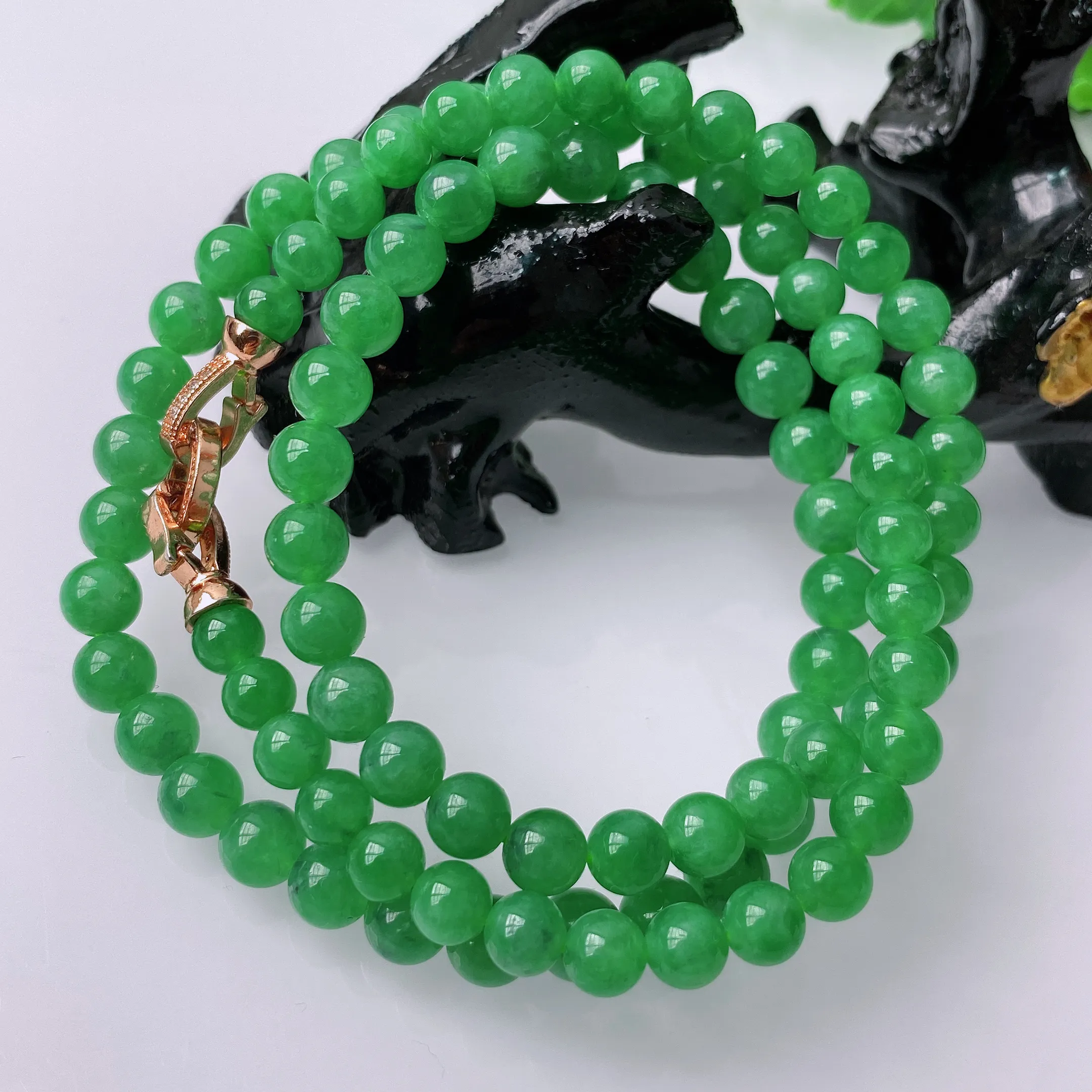 天然翡翠A货 绿色圆珠项链 翡翠珠链，种老水足，冰清玉润  颜色漂亮  (装饰扣)取一尺寸6.5mm