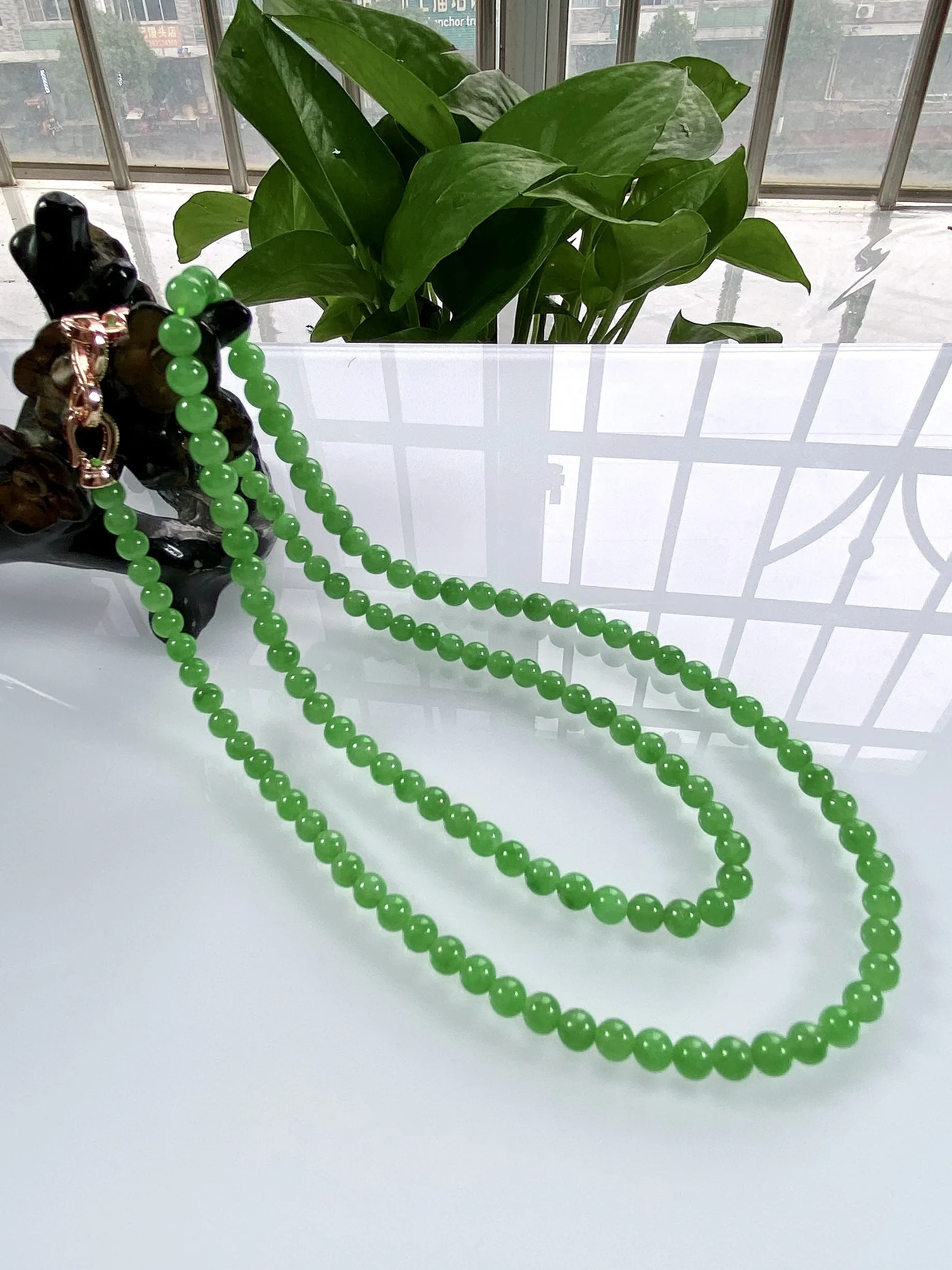 收藏级别，缅甸天然翡翠A货，冰种满绿阳绿步步高升塔珠圆珠项链手链，尺寸：大珠5.2mm，小珠4.3mm，共127颗，长度580mm，重量：23.74g