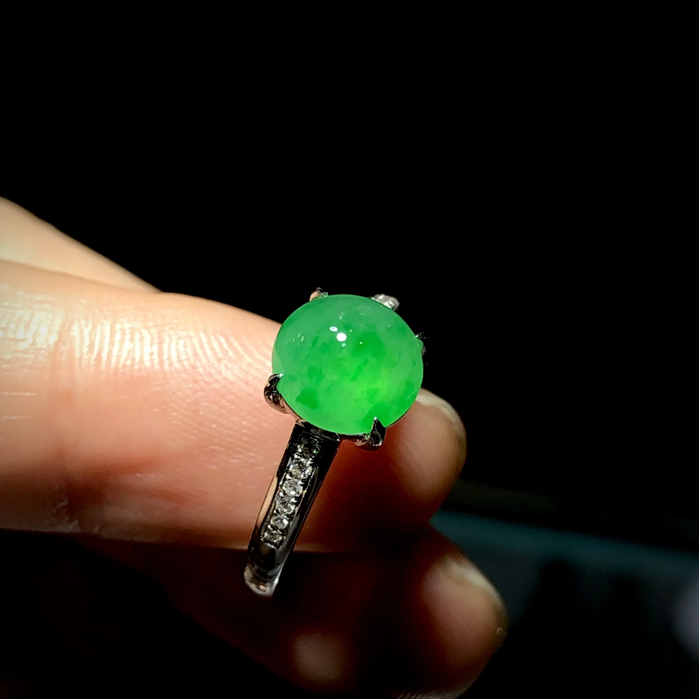 绿戒指，裸石8.5-8.2-4.8mm。
14#，18K金，南非钻，
