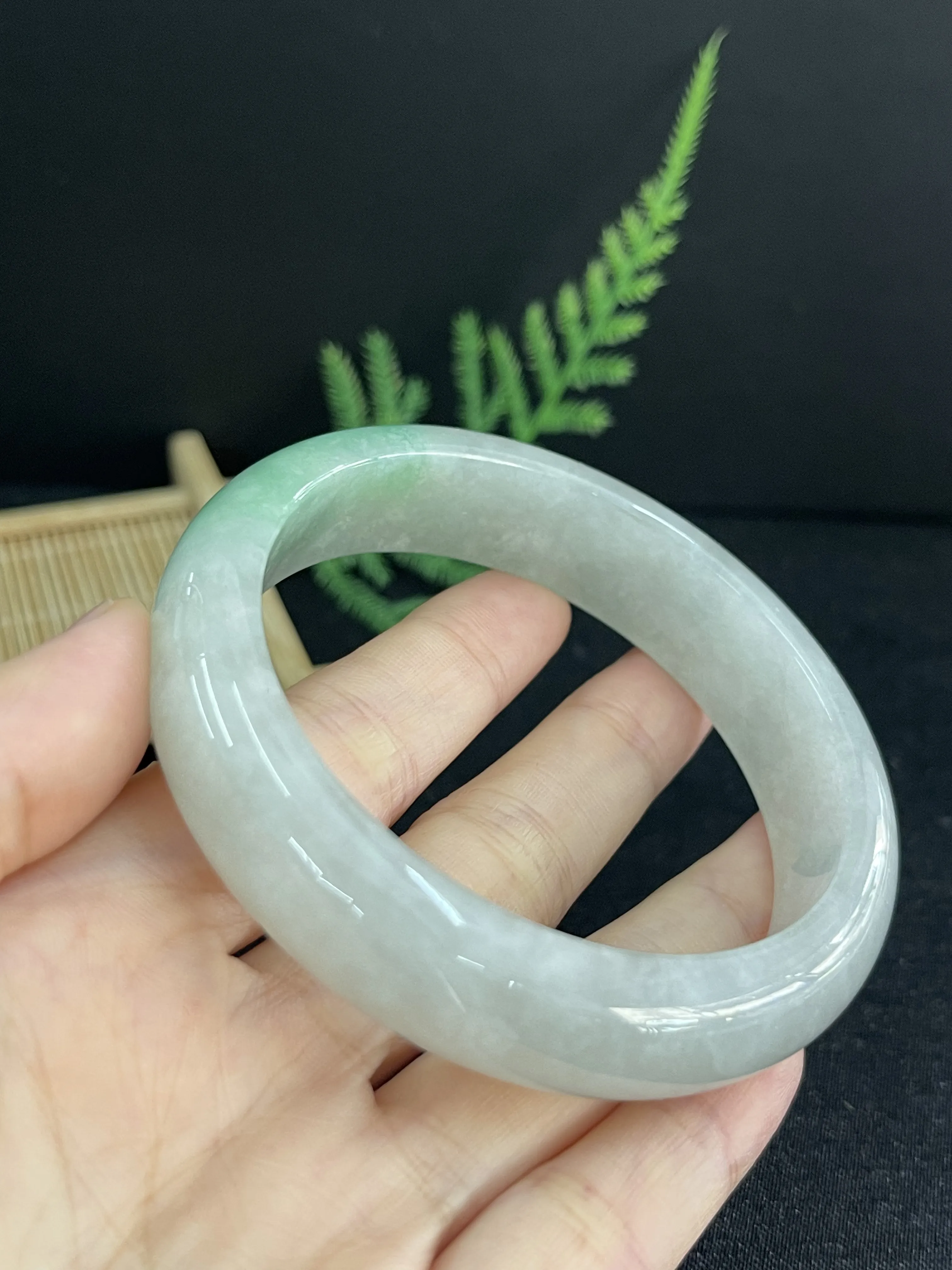 58.5，翡翠冰糯种淡绿色手镯