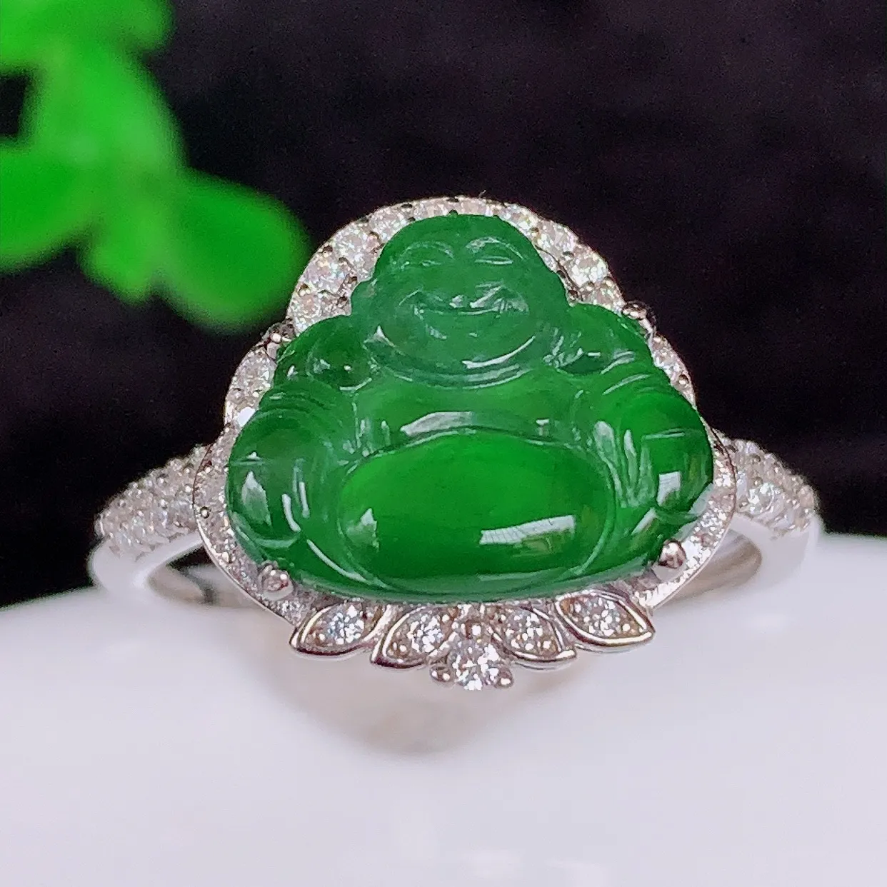 冰透满绿翡翠925银镶嵌佛公戒指，自然光实拍，颜色漂亮，种老水足，品相佳，佩戴佳品！#37.22（圈