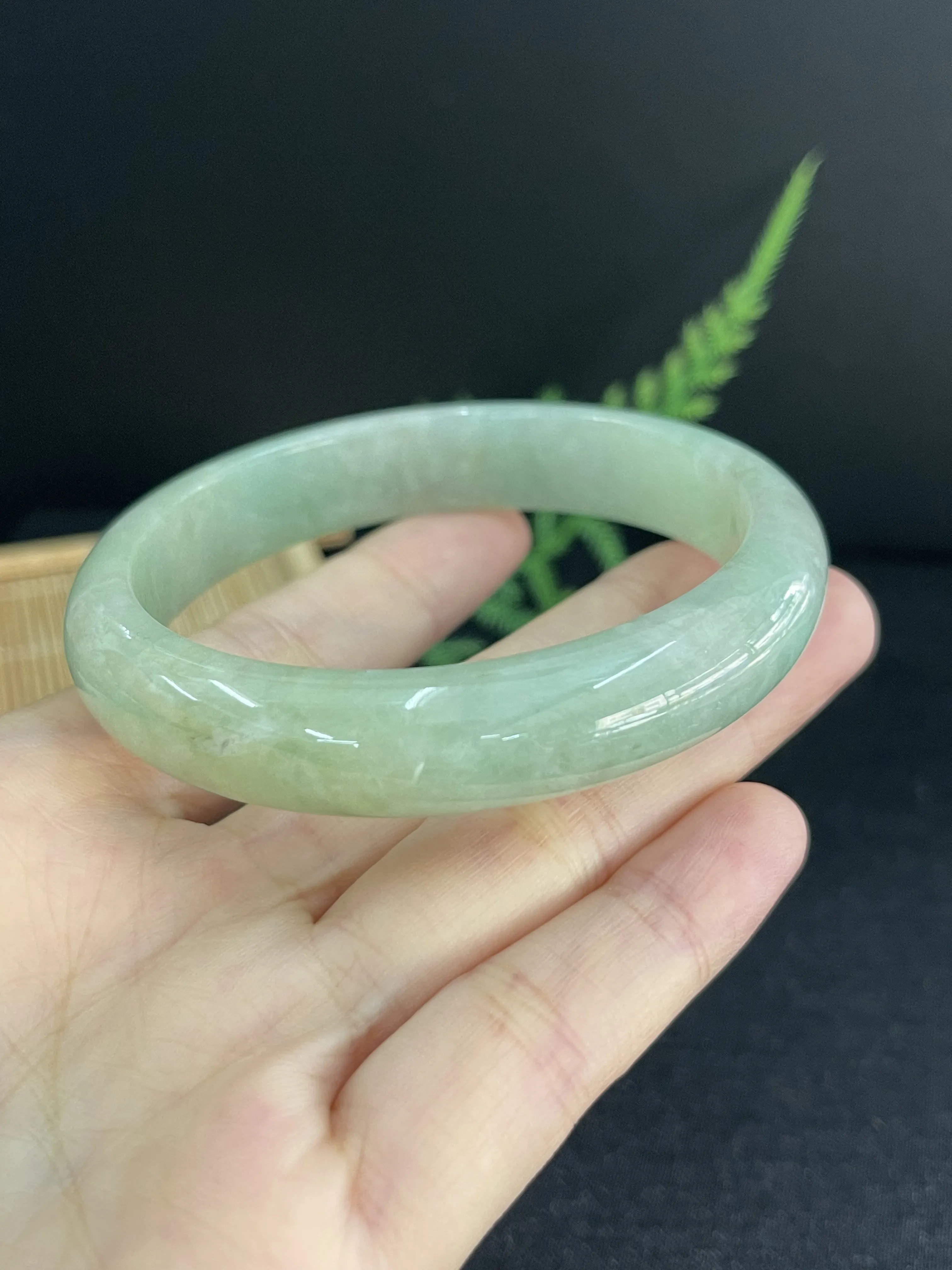 56.4，翡翠冰糯种淡绿色手镯