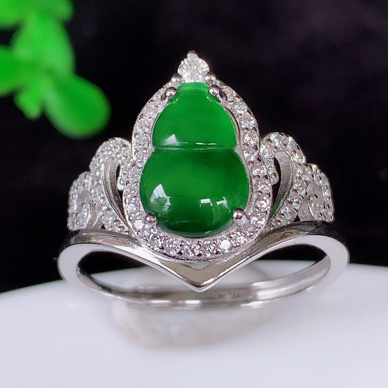 冰透满绿翡翠925银镶嵌葫芦戒指，自然光实拍，翠色灵动，颜色漂亮，种老水足，品相佳，佩戴佳品！#97