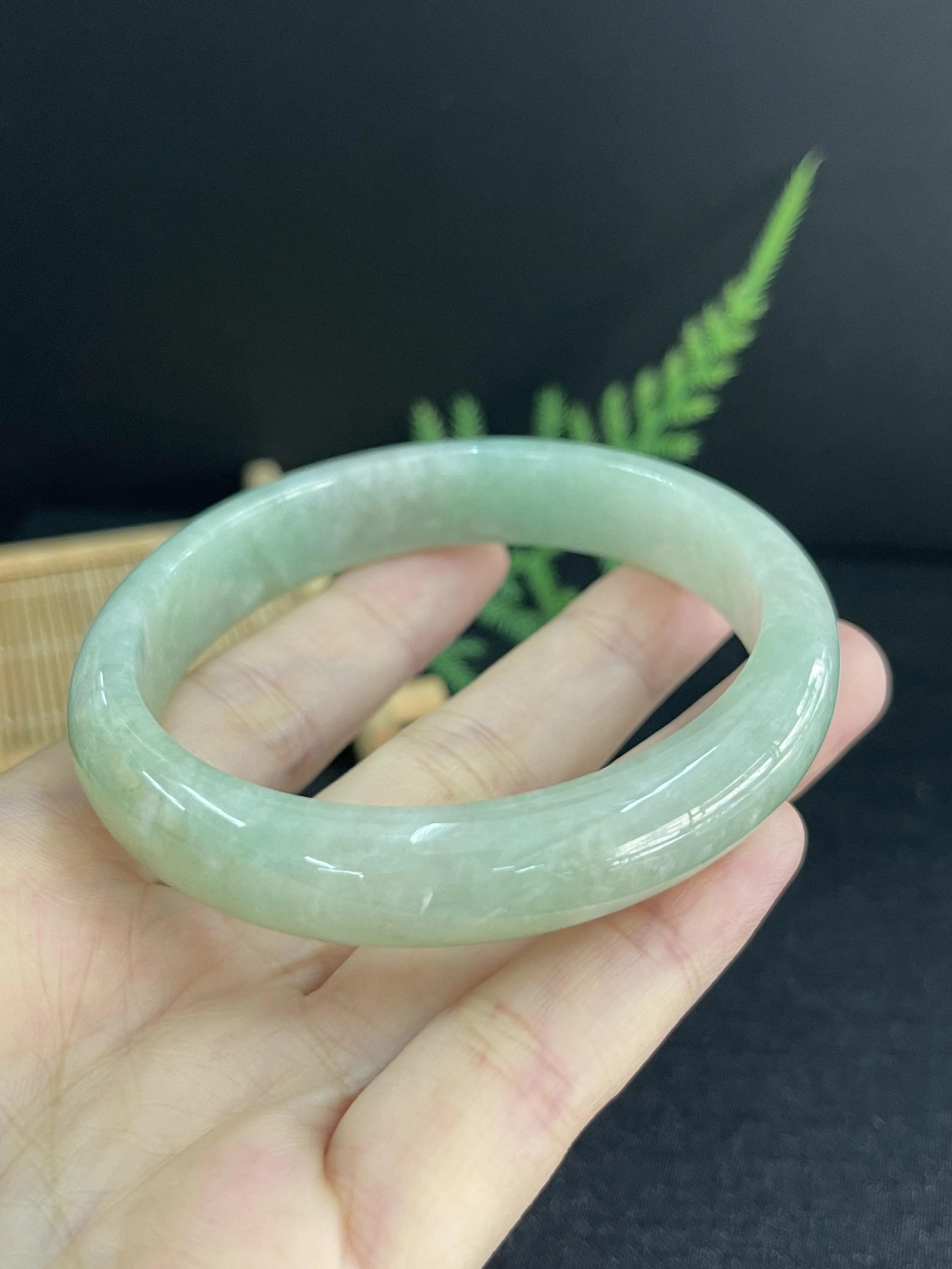 56.4，翡翠冰糯种淡绿色手镯