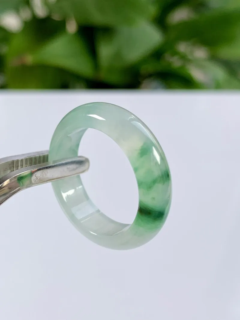 缅甸天然翡翠A货，冰种起胶飘绿花指环戒指，尺寸：圈口内径19.1mm，宽厚6.1/3.6mm