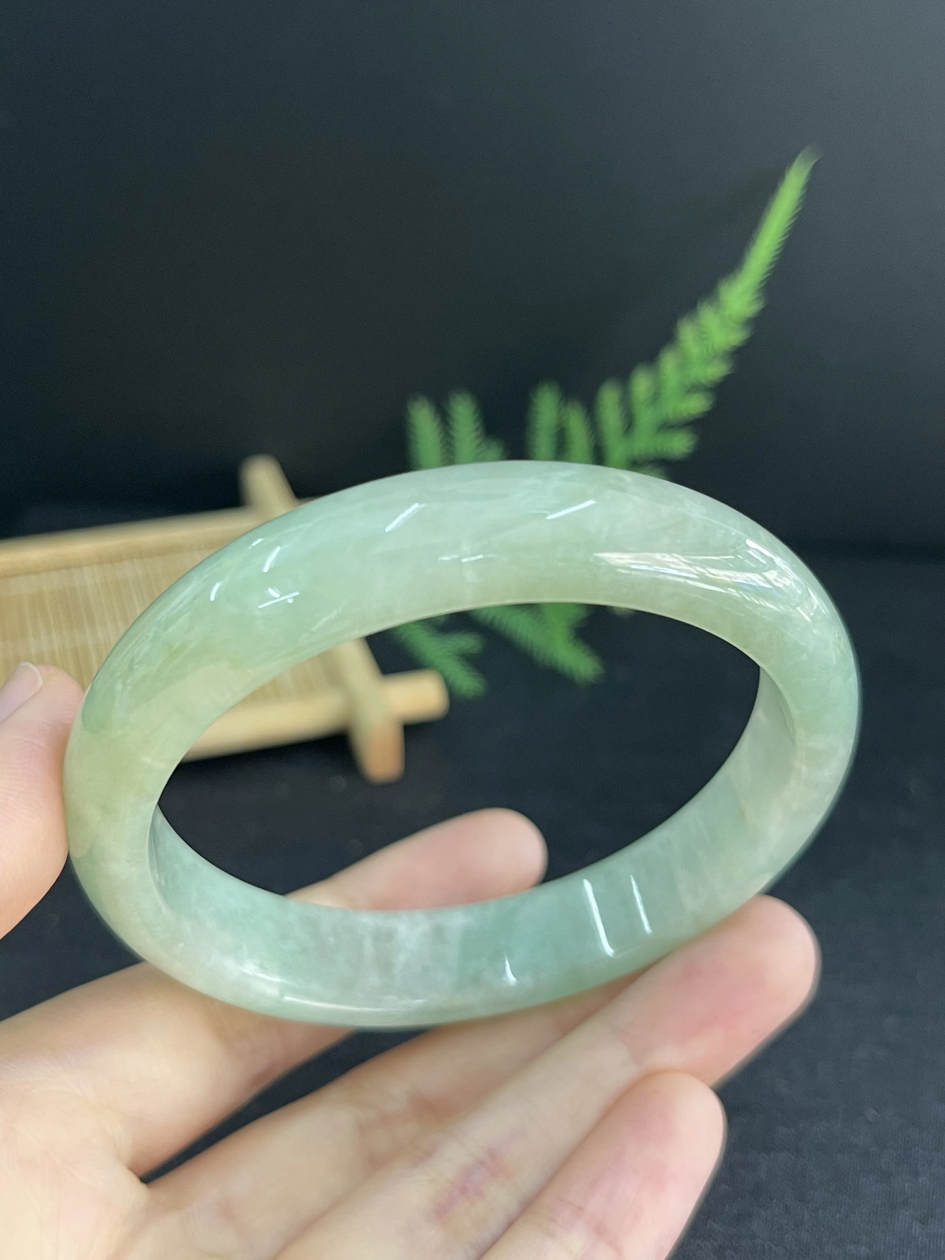 56.4，翡翠冰糯种淡绿色手镯