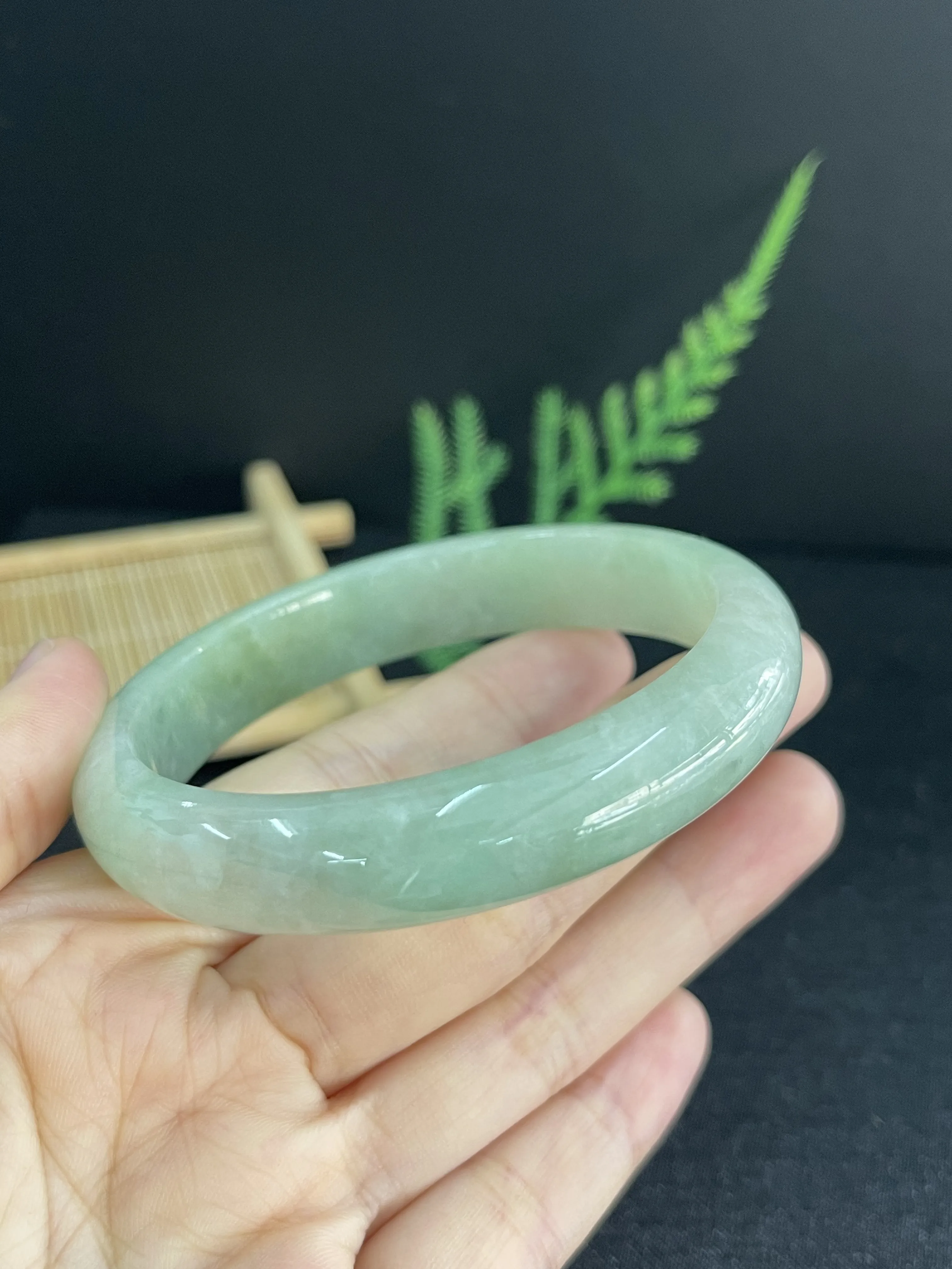 56.4，翡翠冰糯种淡绿色手镯
