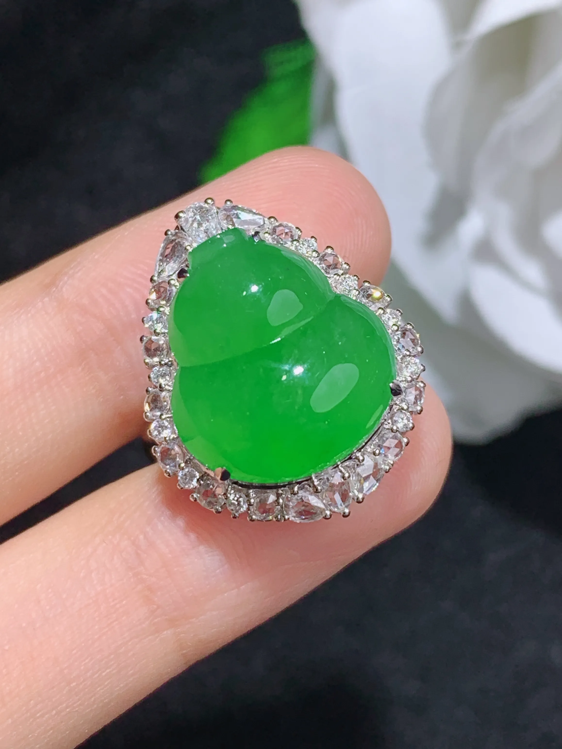 满绿葫芦戒指，18k金镶嵌，颜色清爽，水润，整体规格：21.4-17.7