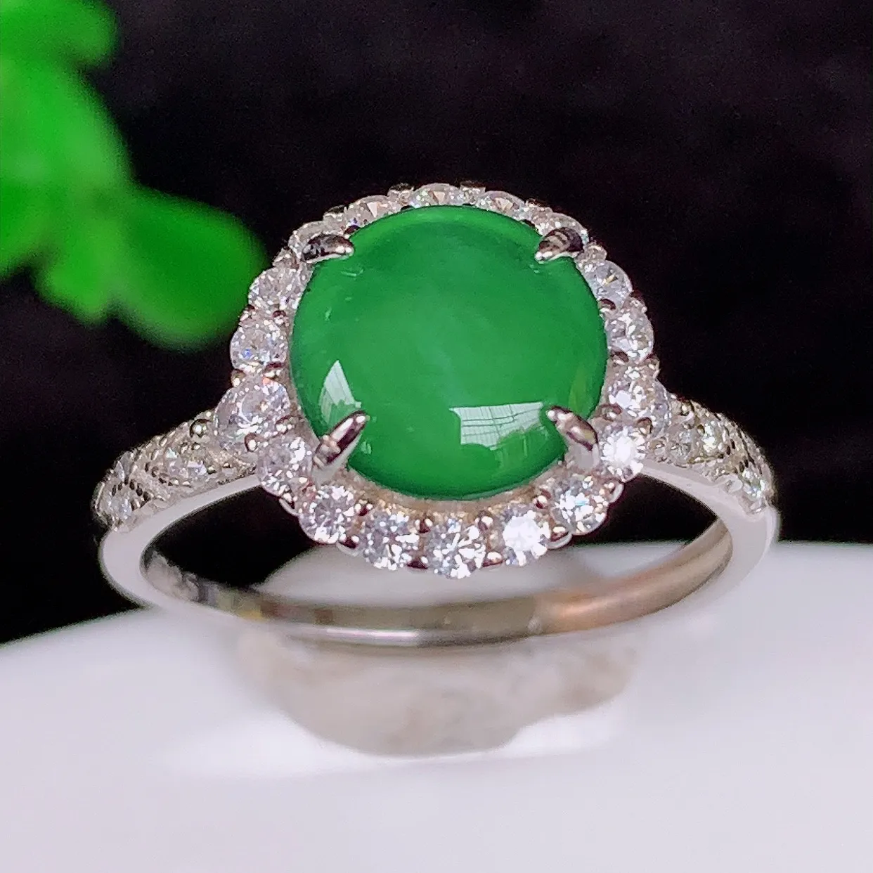 冰透满绿翡翠925银镶嵌戒指，自然光实拍，颜色漂亮，种老水足，品相佳，佩戴佳品！#37.22（圈口可