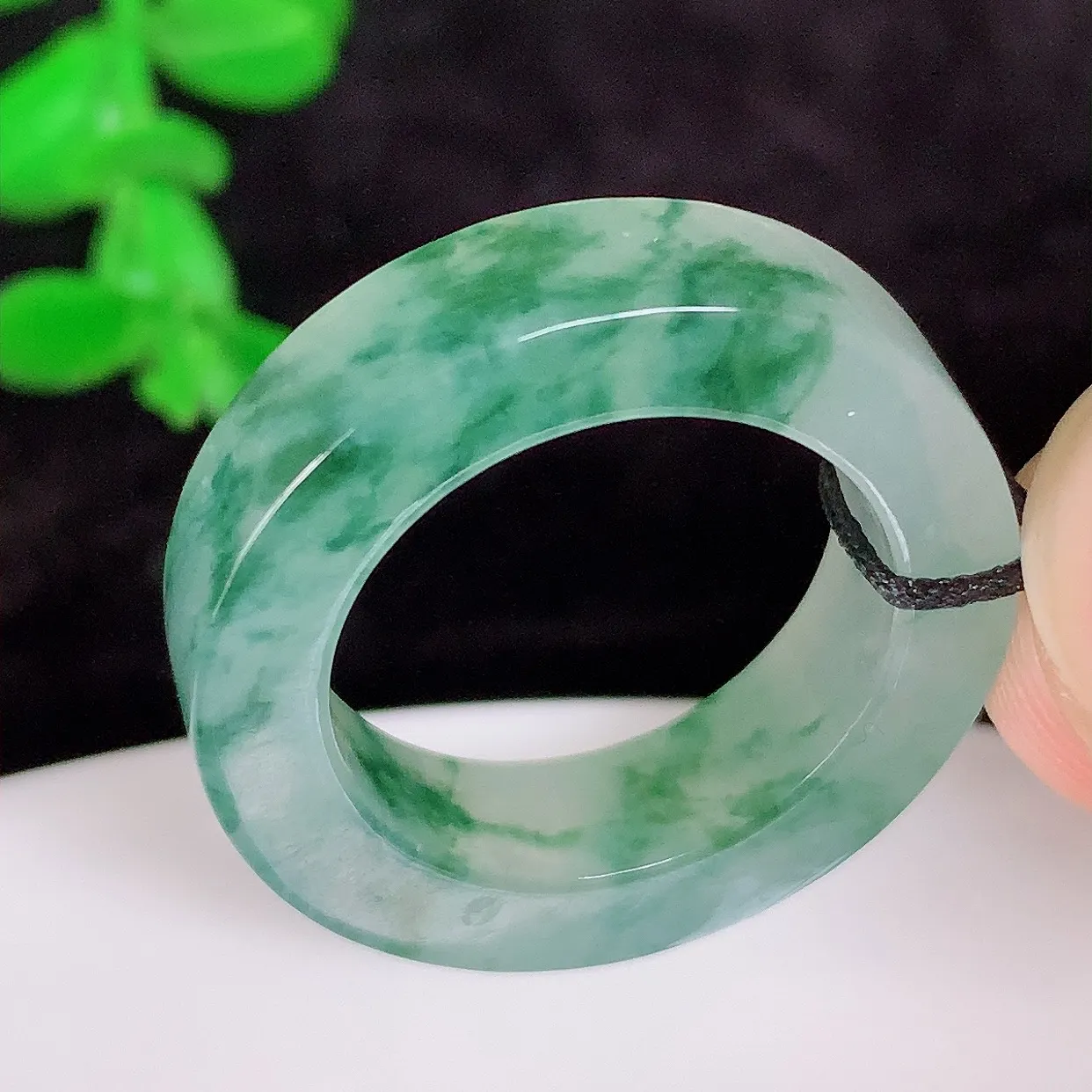 自然光实拍，冰飘花17.5mm内径翡翠指环，玉戒指，玉质莹润，好精美好冰润的指环，上手纤巧！#89.