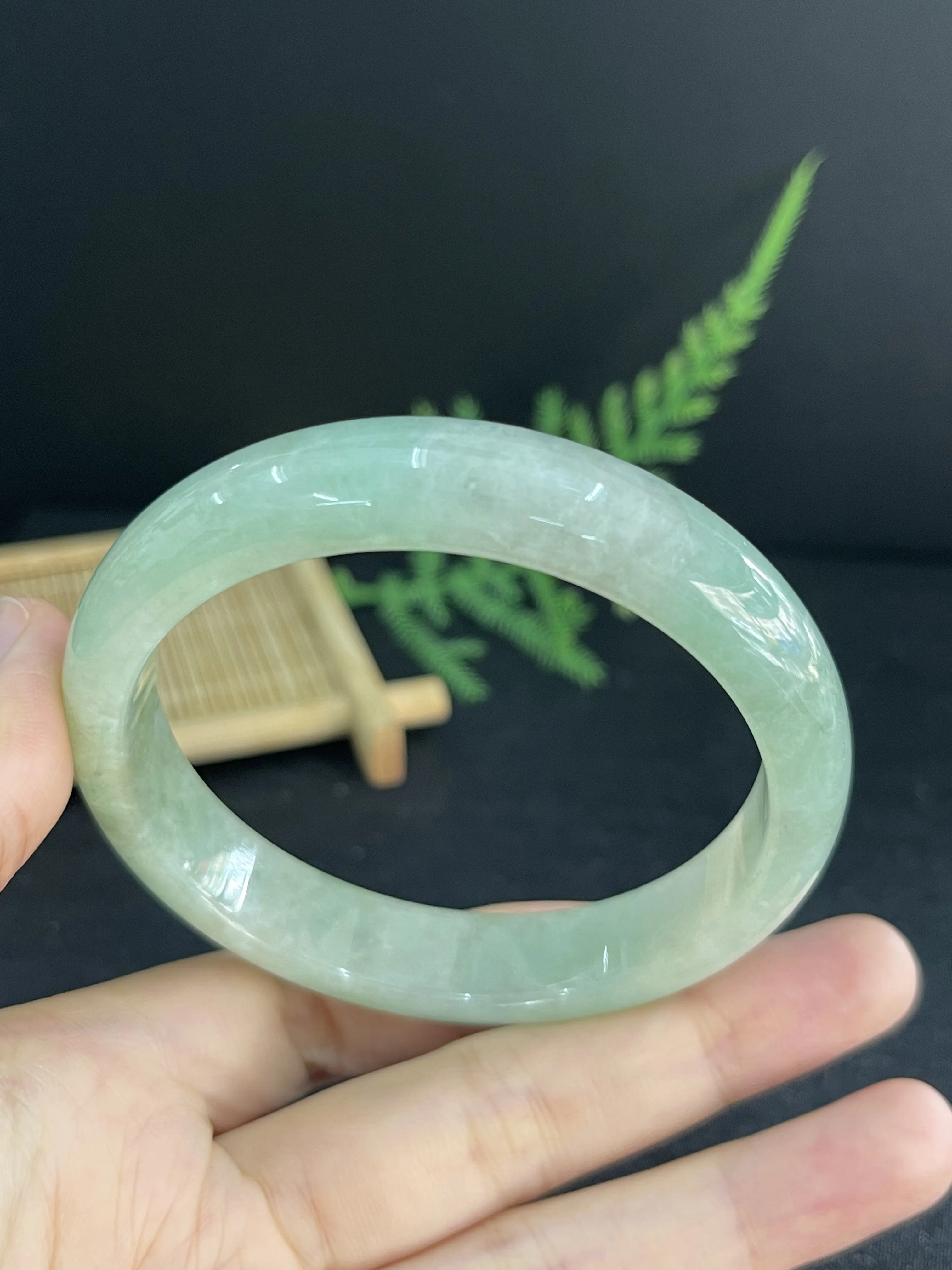 56.4，翡翠冰糯种淡绿色手镯