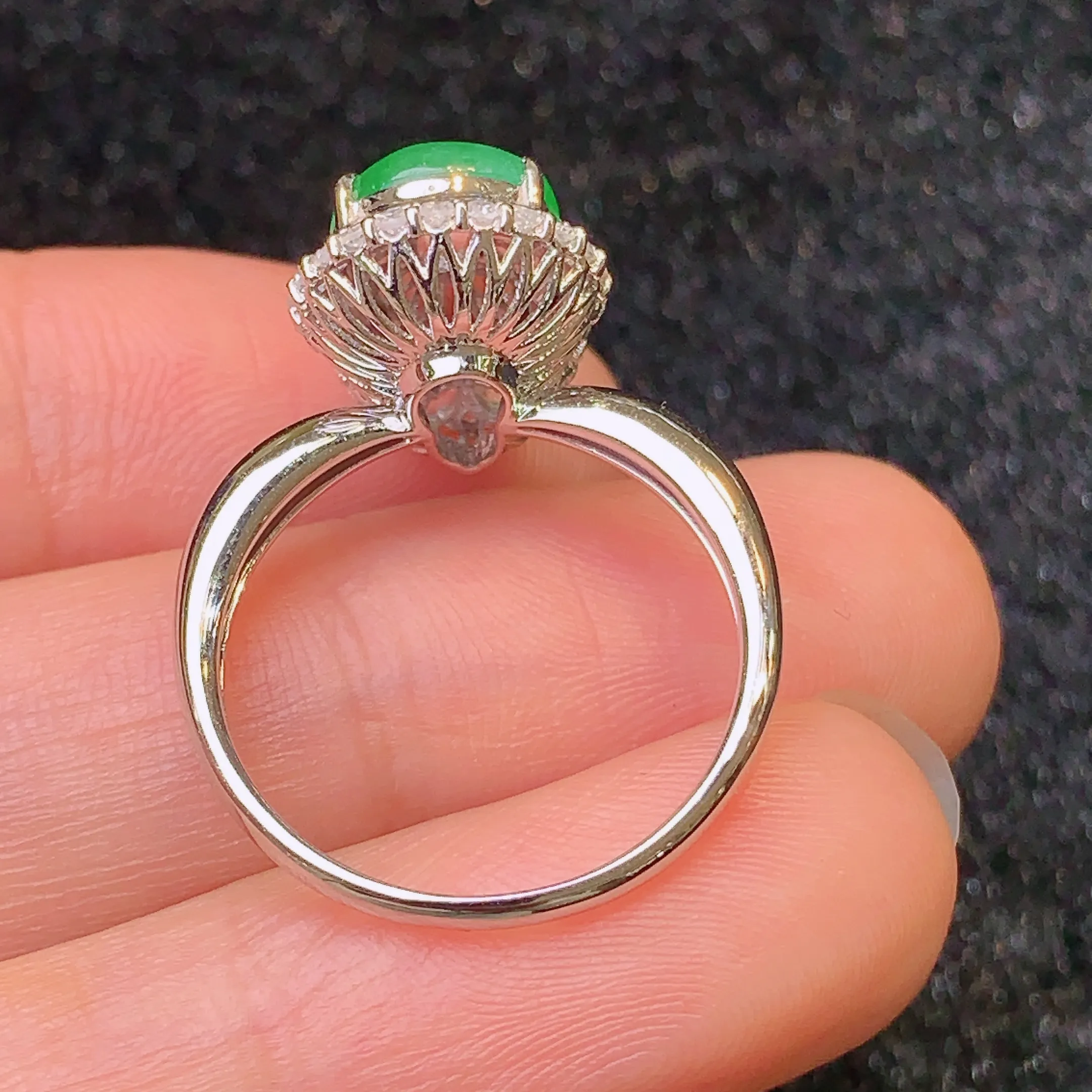 18k金钻镶嵌满绿葫芦戒指 玉质细腻 款式新颖时尚高贵优雅 圈口14整体尺寸15.6*11*9.1