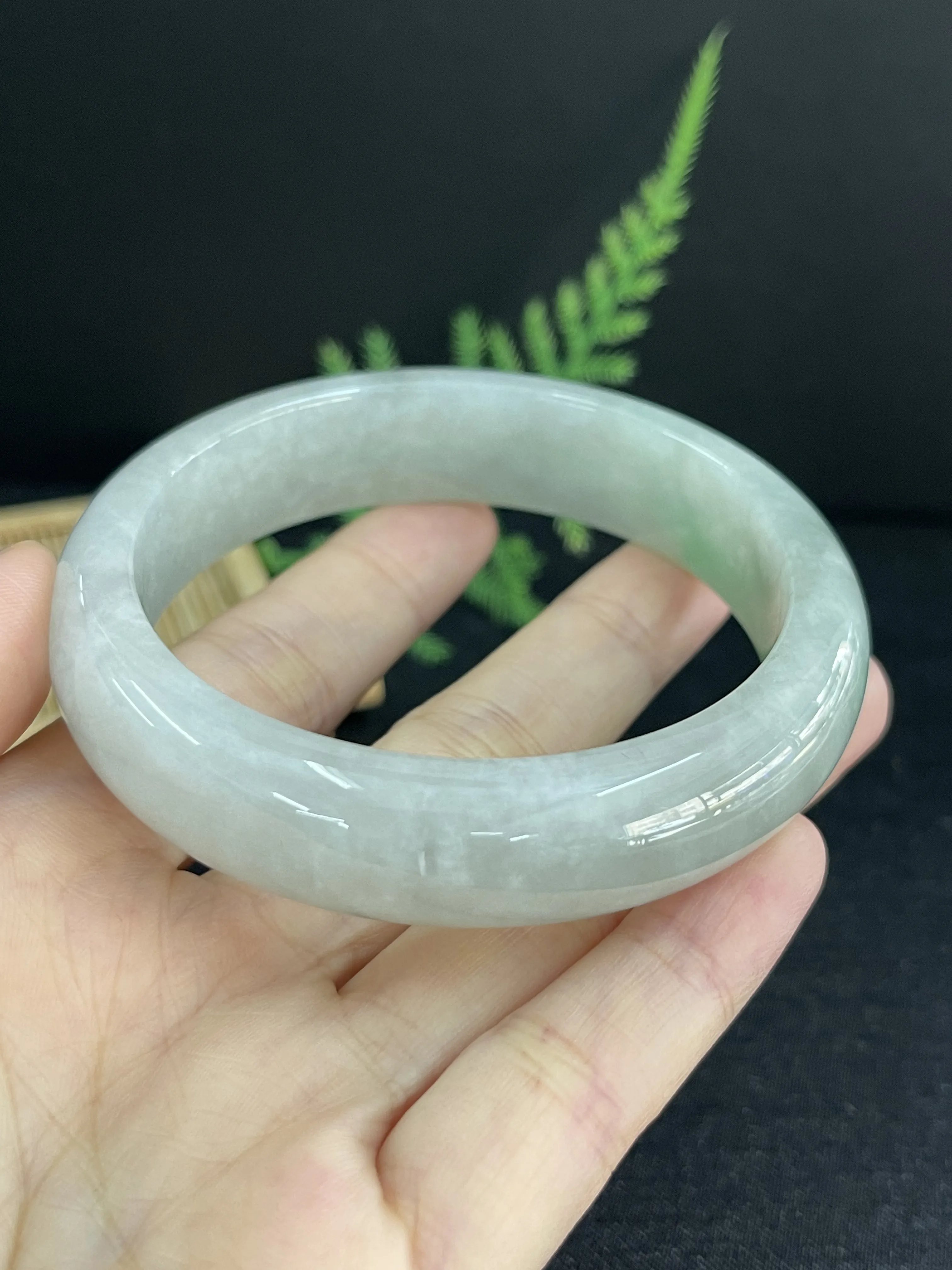 58.5，翡翠冰糯种淡绿色手镯