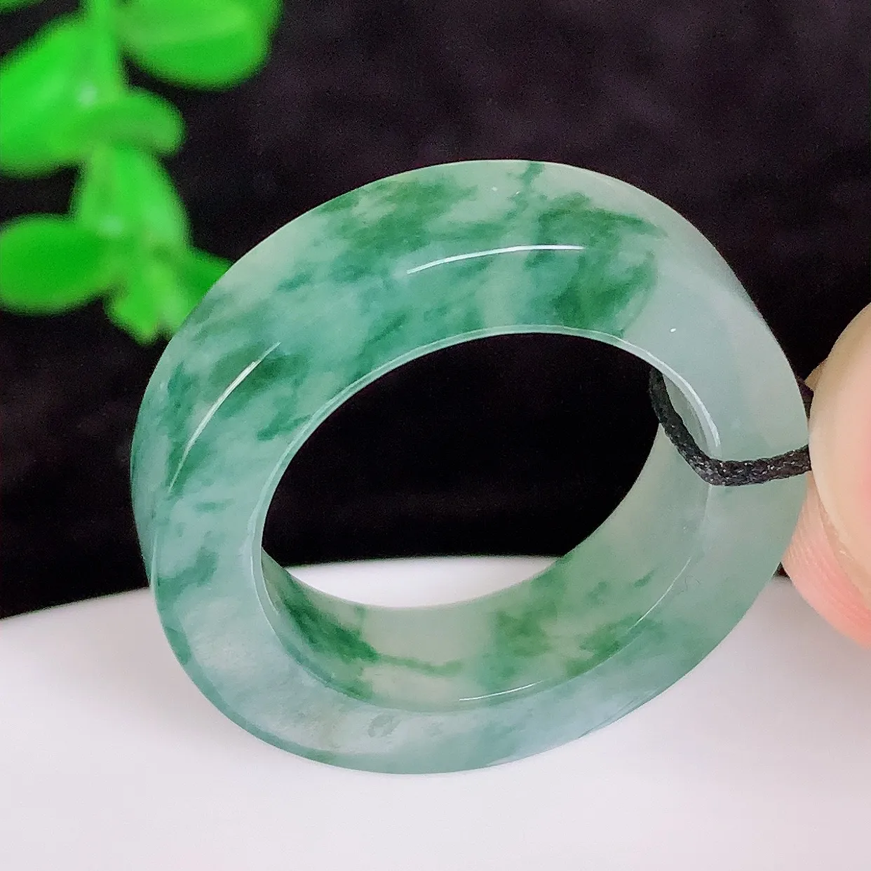 自然光实拍，冰飘花17.5mm内径翡翠指环，玉戒指，玉质莹润，好精美好冰润的指环，上手纤巧！#89.24