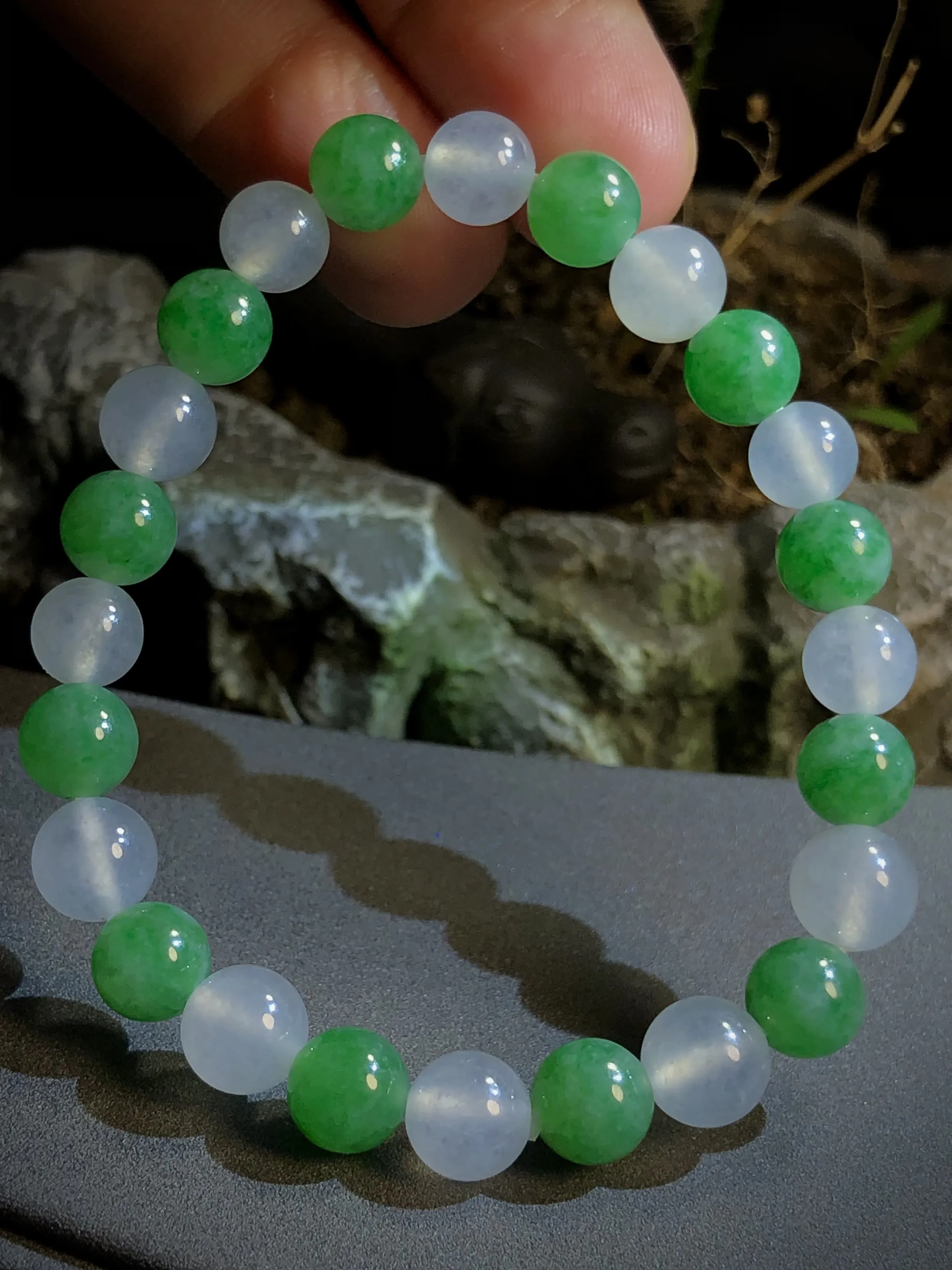 绿而自然，白而纯洁，
绿白拼色翡翠珠子手串手链，
直径8mm，24粒