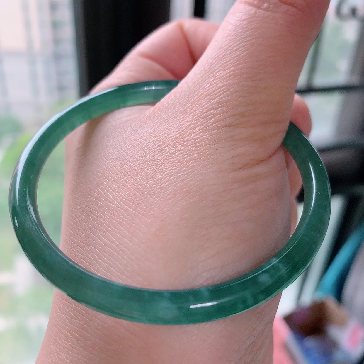 56圈口 冰胶雪花棉圆条手镯：天然翡翠 自然光实拍   底子细腻  种老肉细 上手大气上档次！004.4尺寸56*5.5