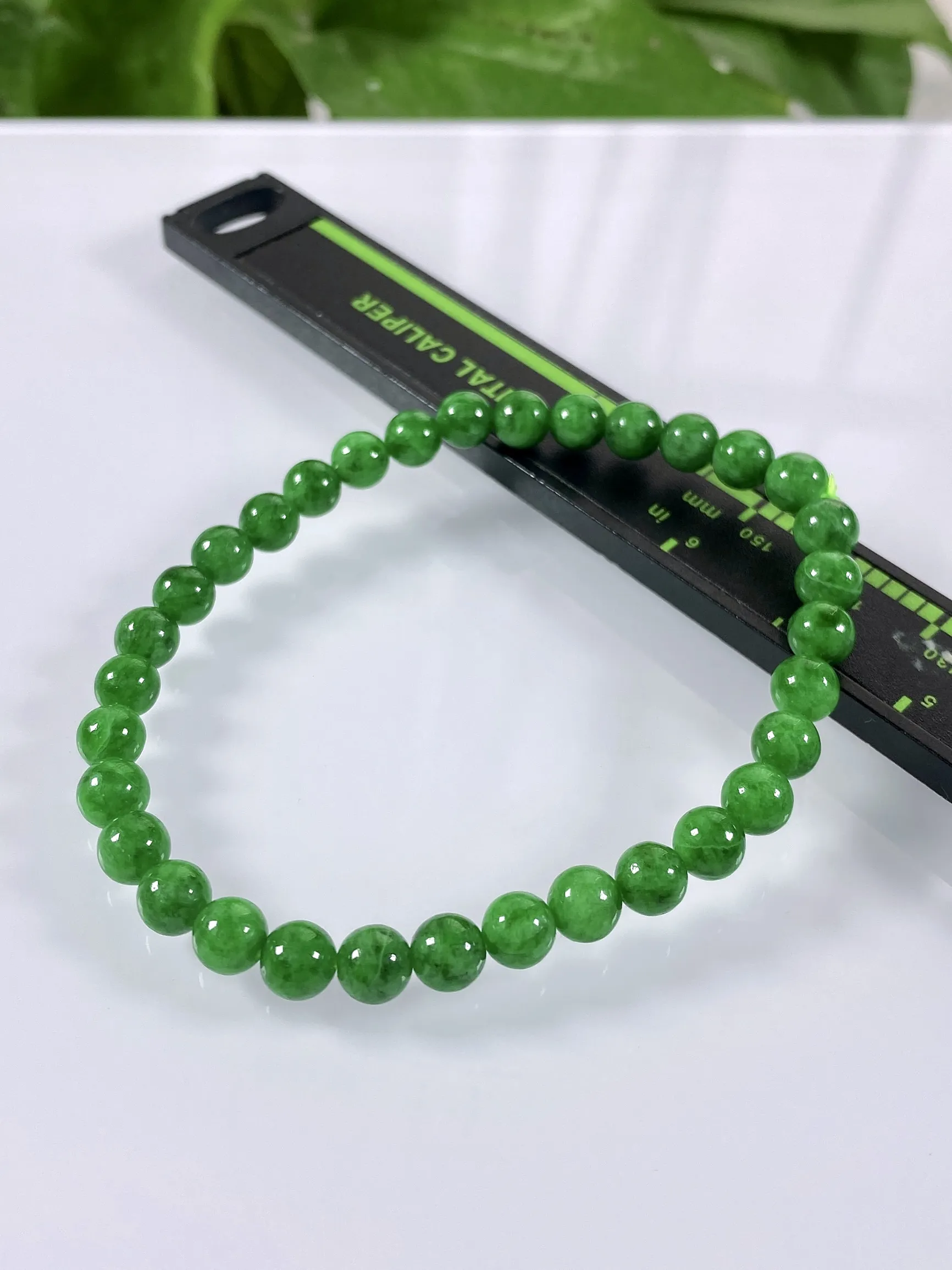 缅甸天然翡翠A货，卡5.7冰润满绿浓阳绿小圆珠手串手链，尺寸：5.7mm/33颗，重量：9.91g
