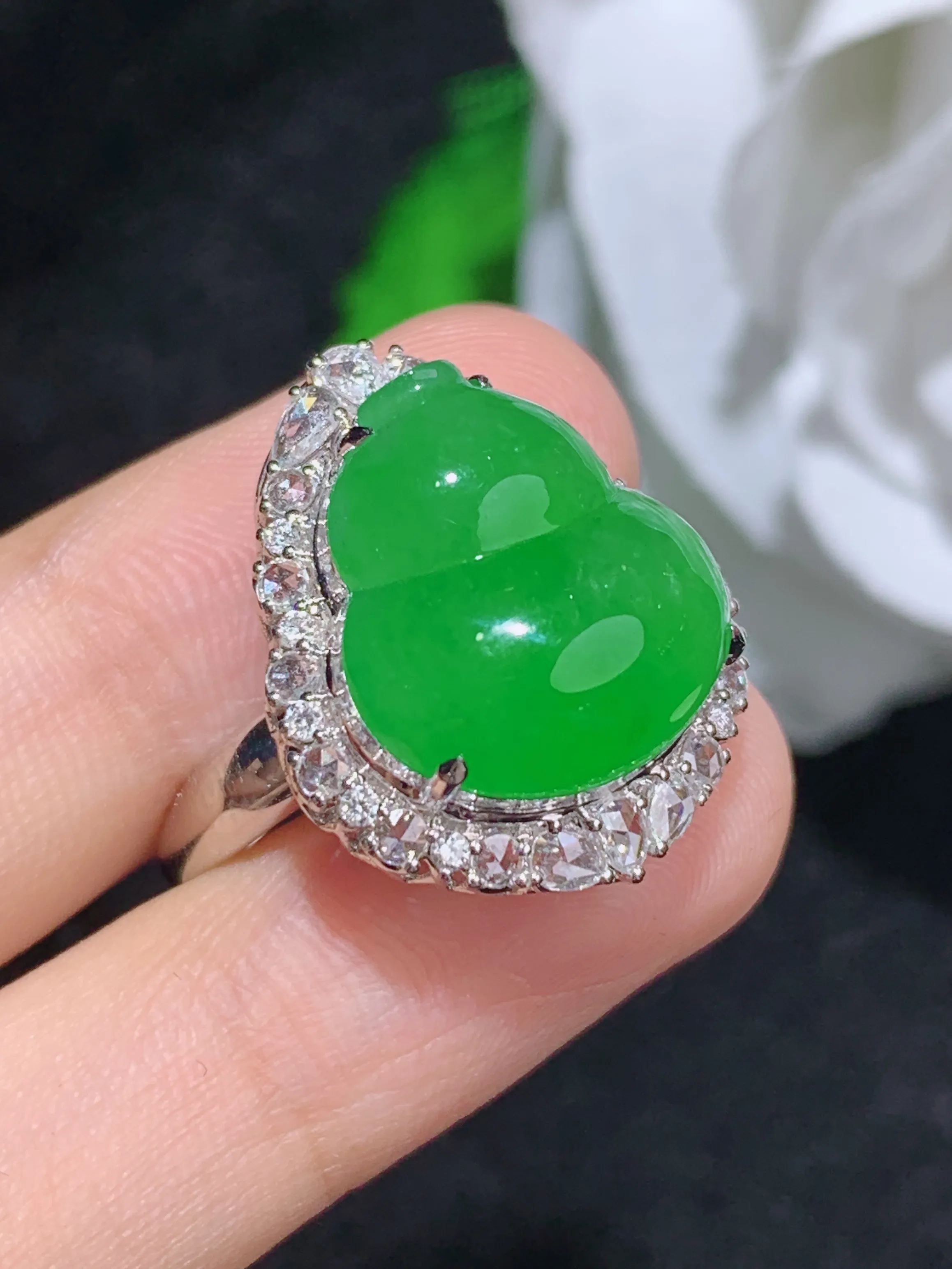满绿葫芦戒指，18k金镶嵌，颜色清爽，水润，整体规格：21.4-17.7