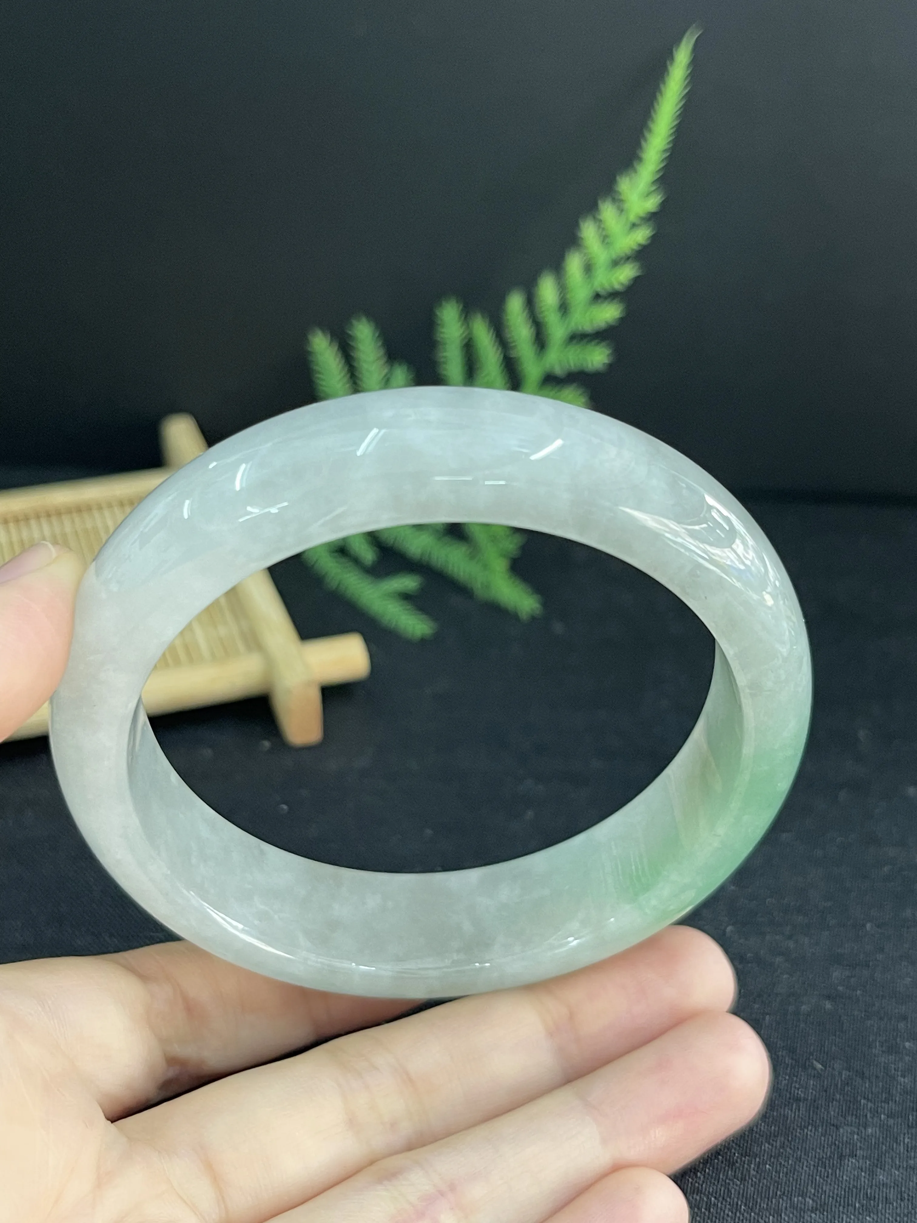 58.5，翡翠冰糯种淡绿色手镯