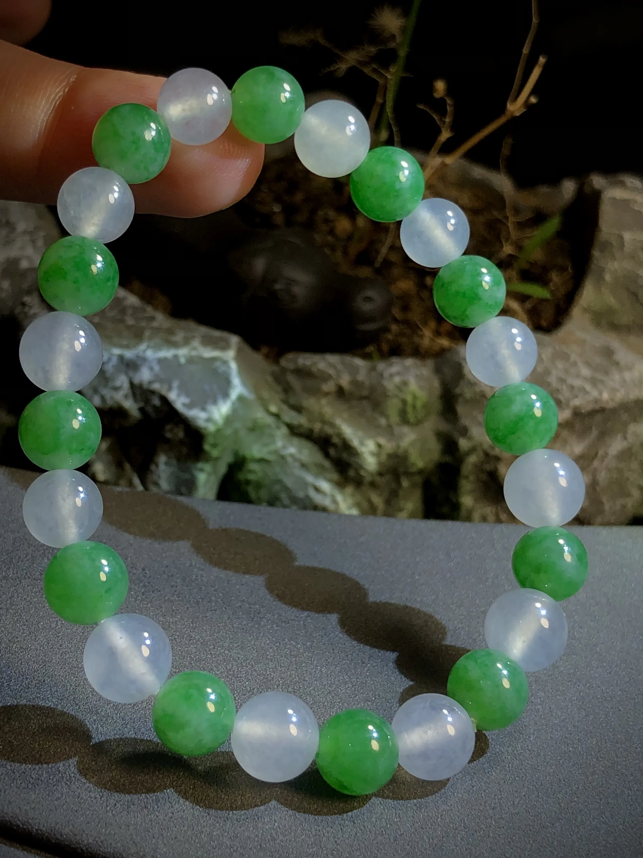 绿而自然，白而纯洁，
绿白拼色翡翠珠子手串手链，
直径8mm，24粒
