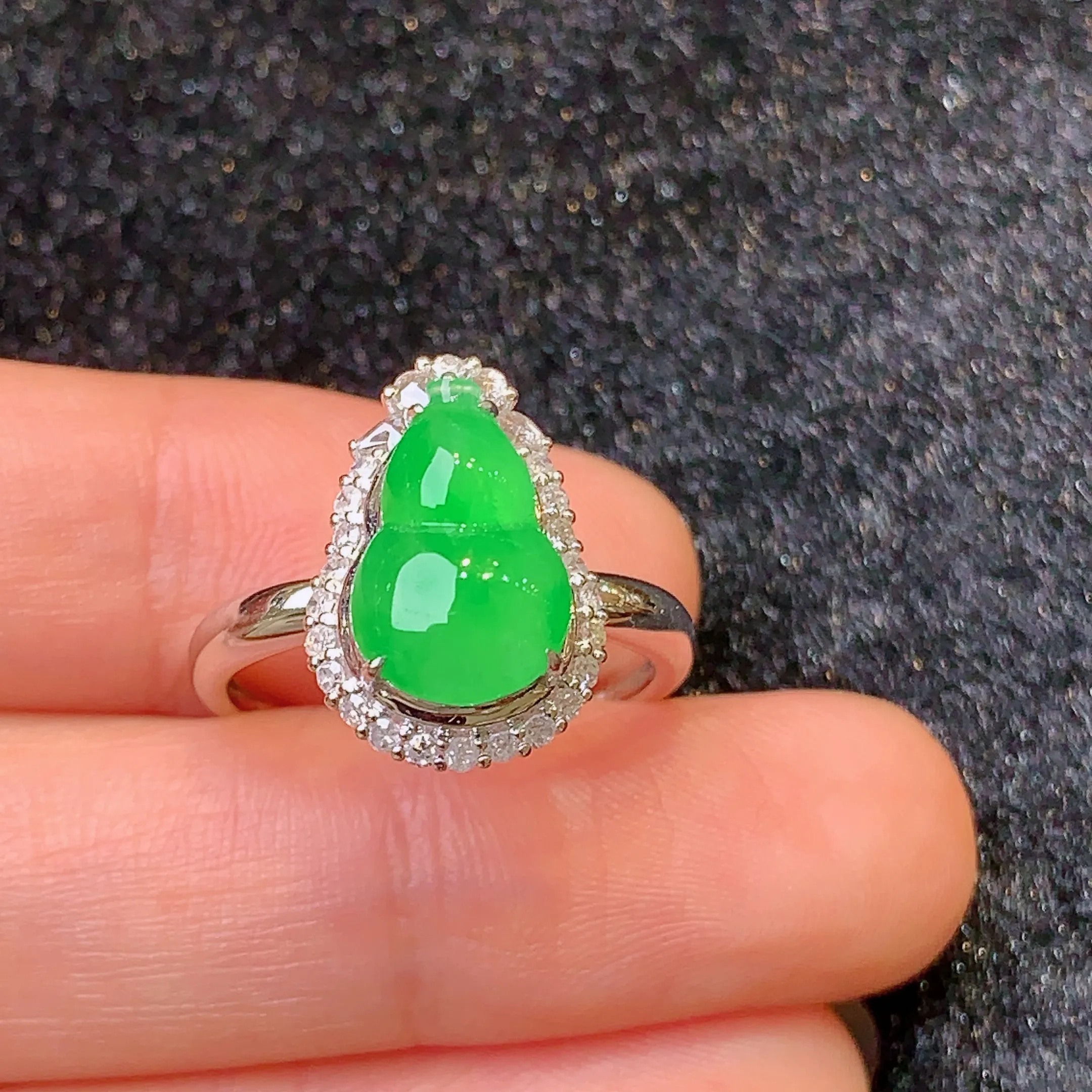 18k金钻镶嵌满绿葫芦戒指 玉质细腻 款式新颖时尚高贵优雅 圈口14整体尺寸15.6*11*9.1