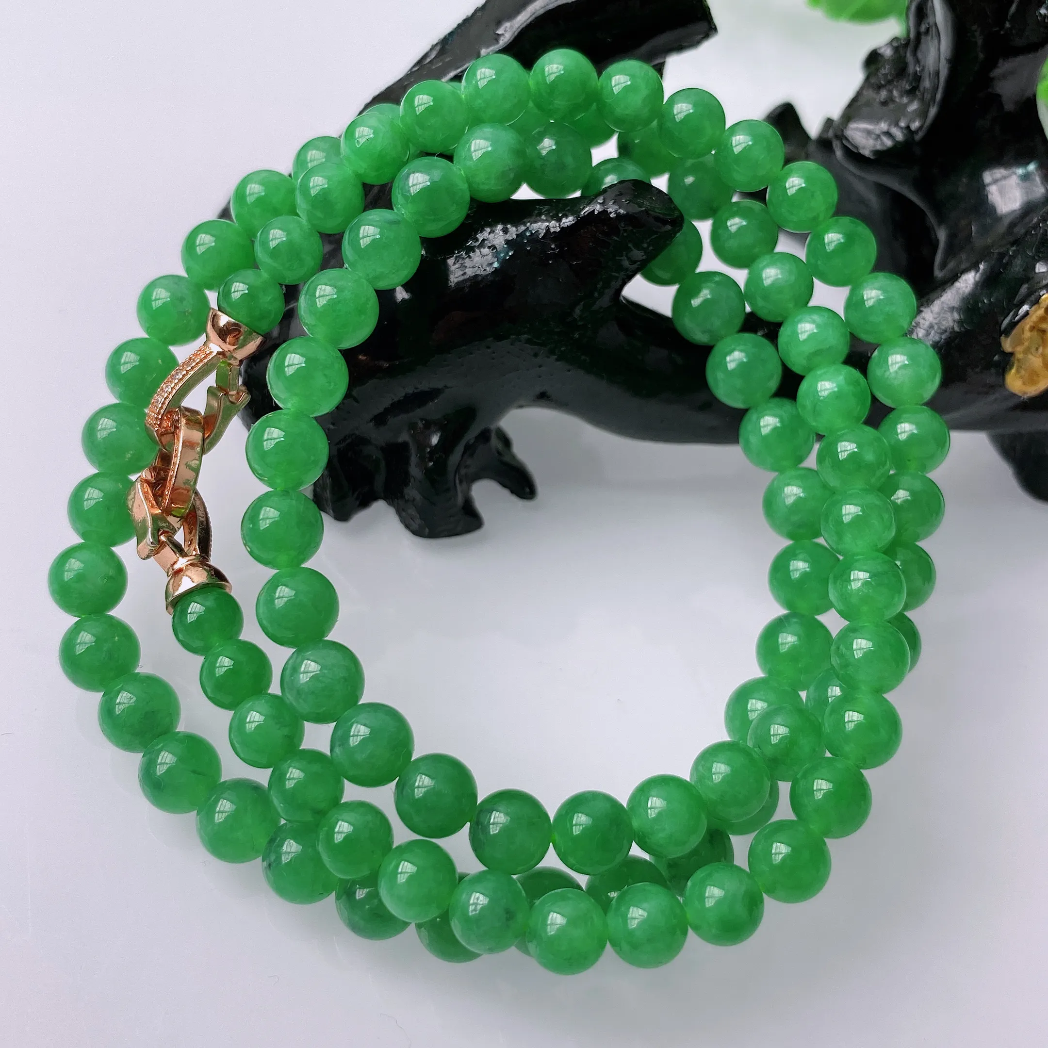 天然翡翠A货 绿色圆珠项链 翡翠珠链，种老水足，冰清玉润  颜色漂亮  (装饰扣)取一尺寸6.5mm