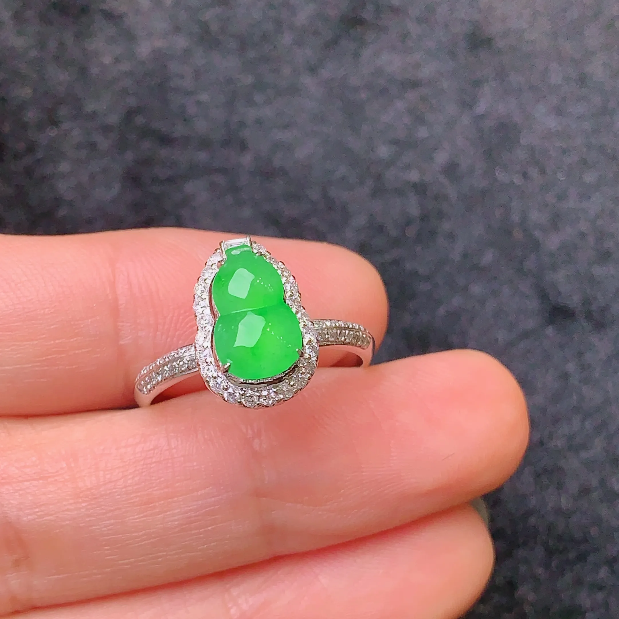 18k金钻镶嵌满绿葫芦戒指 玉质细腻 款式新颖时尚高贵优雅 圈口13.5整体尺寸12.7*8.9*8.8